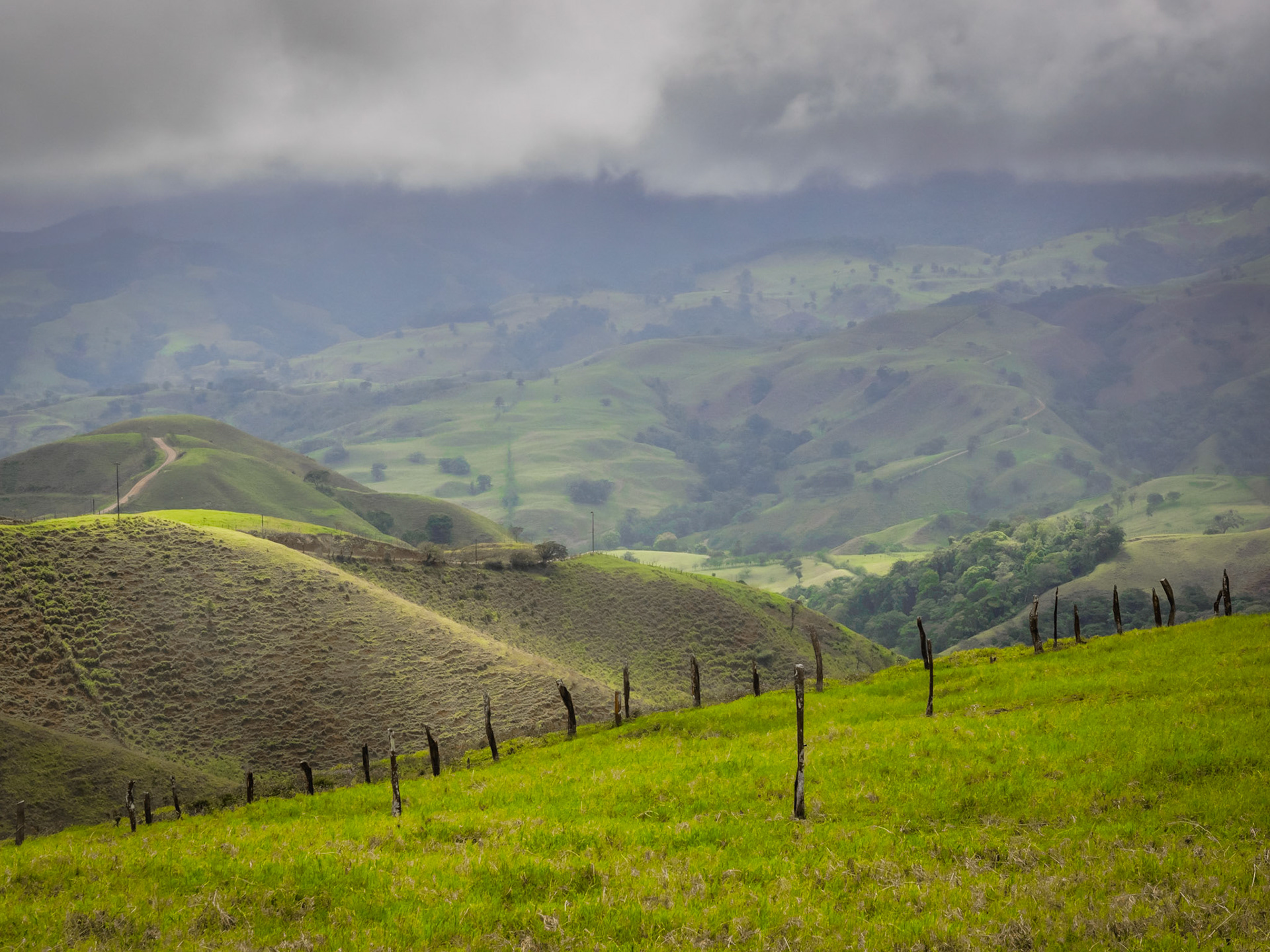 A cloudy hillside view in Costa Rican countryside.