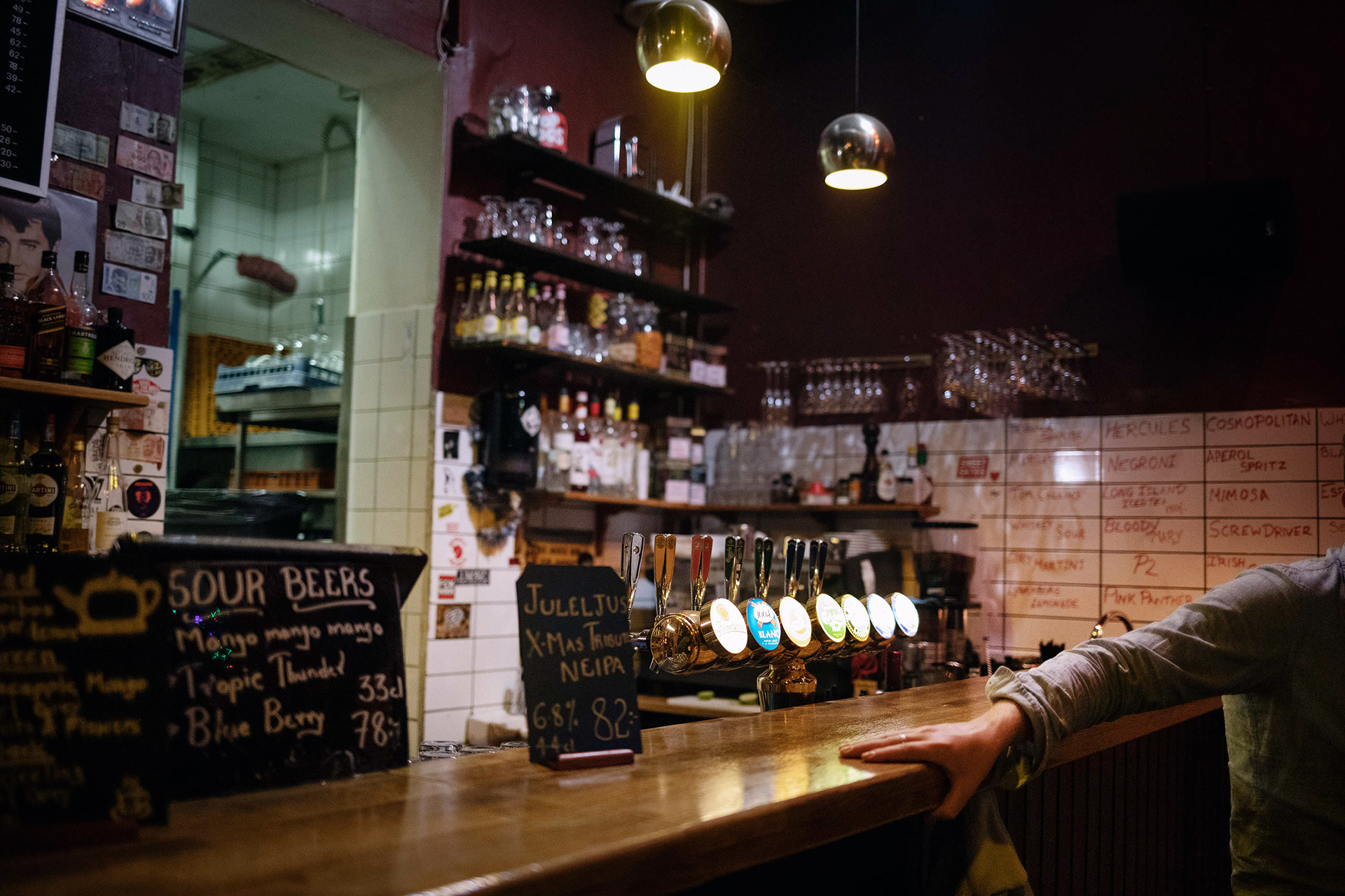 00.07, Café Publik, Andra Långgatan. Redan vid klockan 19 på kvällen brukar det vara trångt i baren på Café Publik. I dag gapar många bord och stolar tomma.