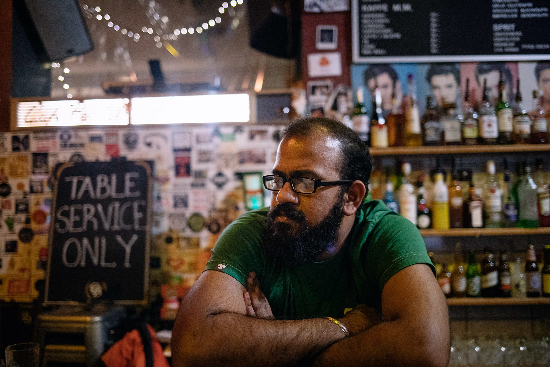 00.08 Café Publik, Andra Långgatan. ”Det känns som årets sista helg”, säger bartendern David Paul.