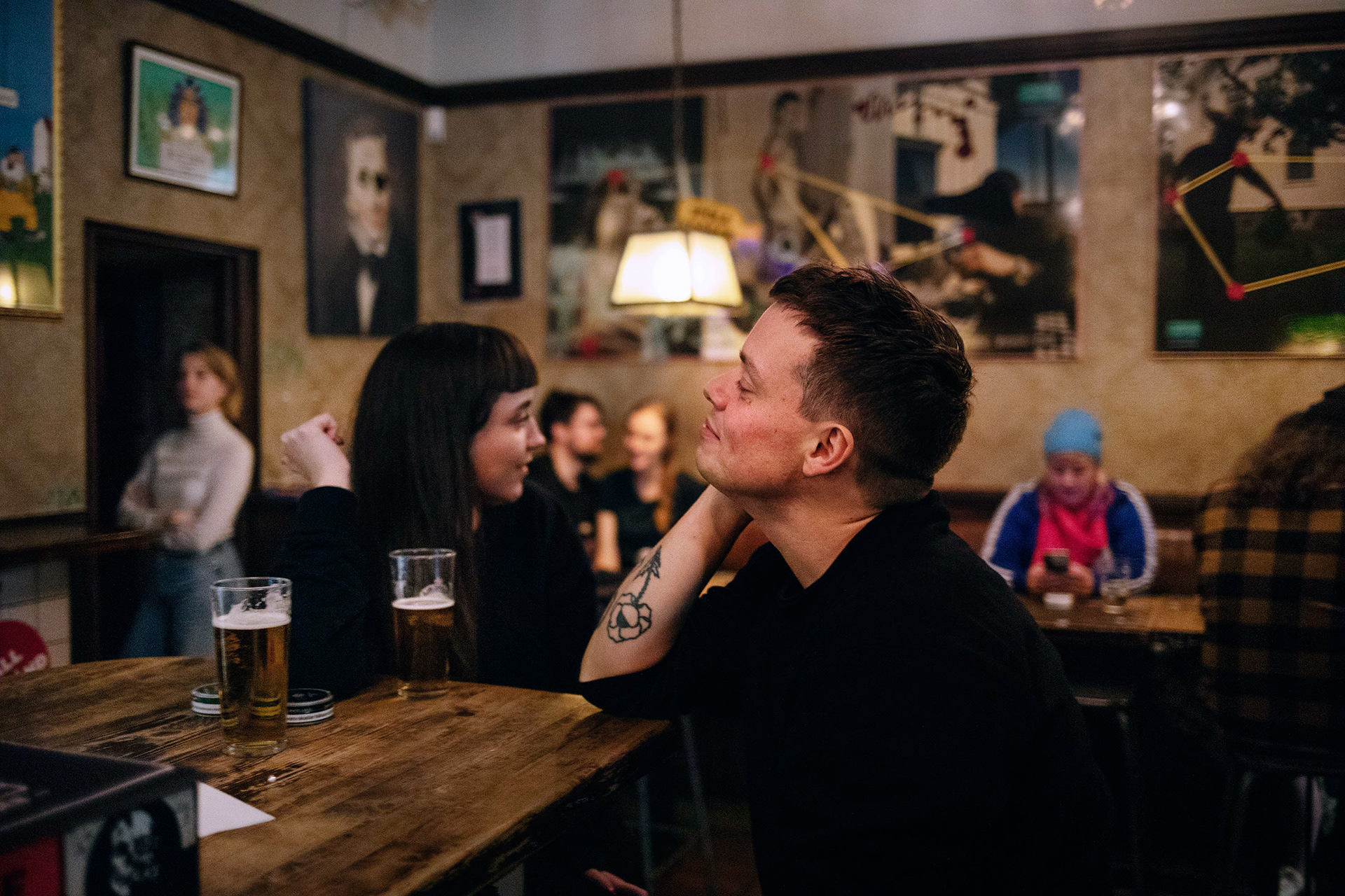 00.51, Dansken, Andra Långgatan. ”När man är 35 bast och singel lever man mycket av sin tid ute på krogen. Det är väl fine för ens vänner som har familj, men det är tråkigt för oss. Men jag har ändå förståelse för restriktionerna”, säger Theo Elias som tar en öl med Irma Krook.