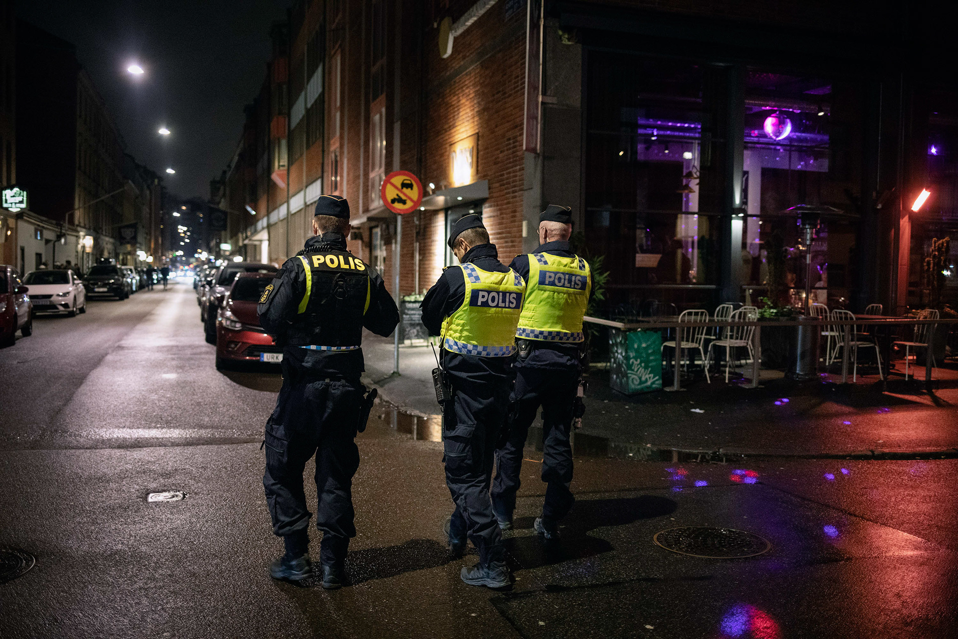 Polisen vandrar längs Andra Långgatan.