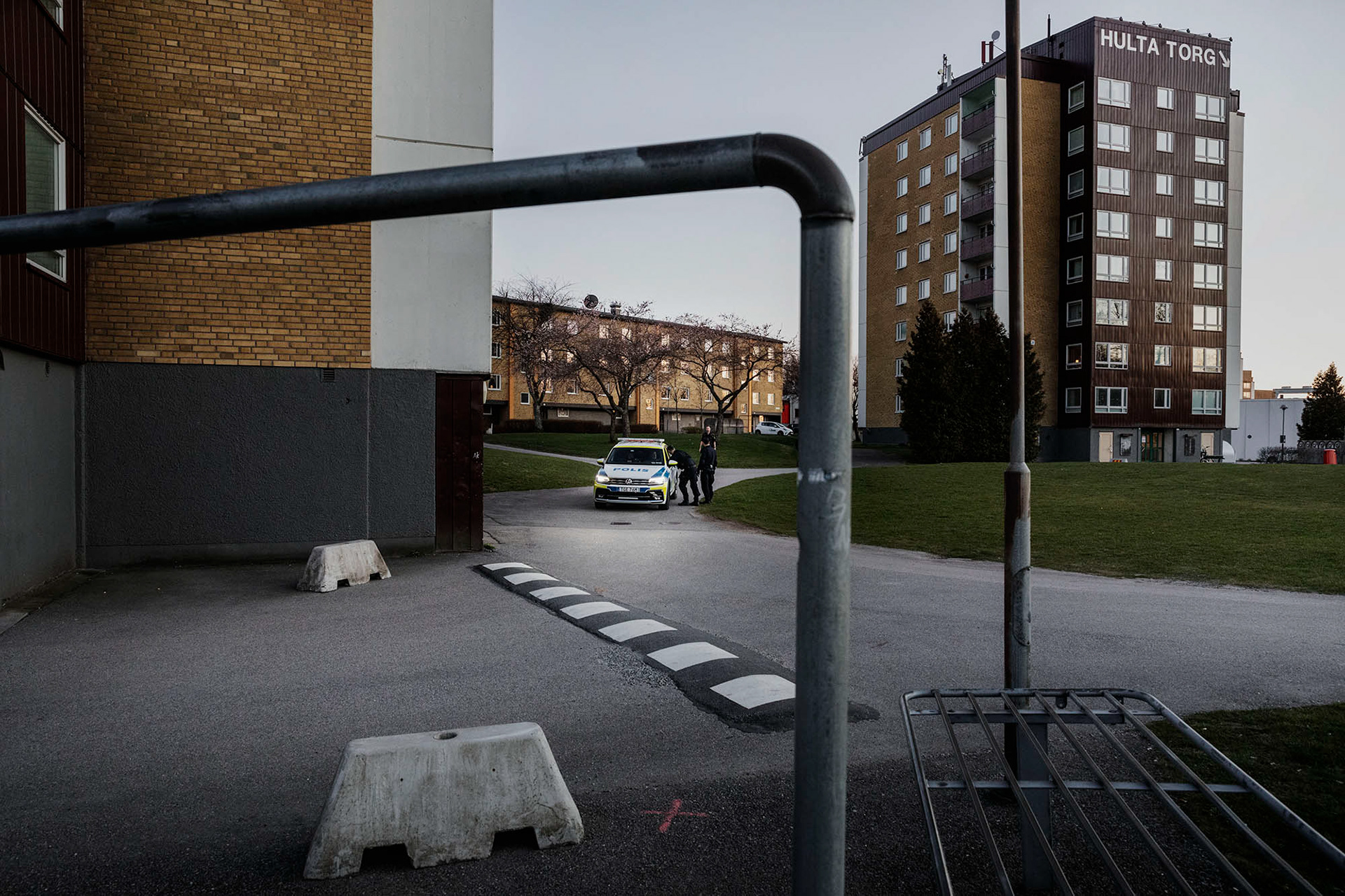 Ett larm om en knivskärning kallar stans samtliga enheter till Hulta.