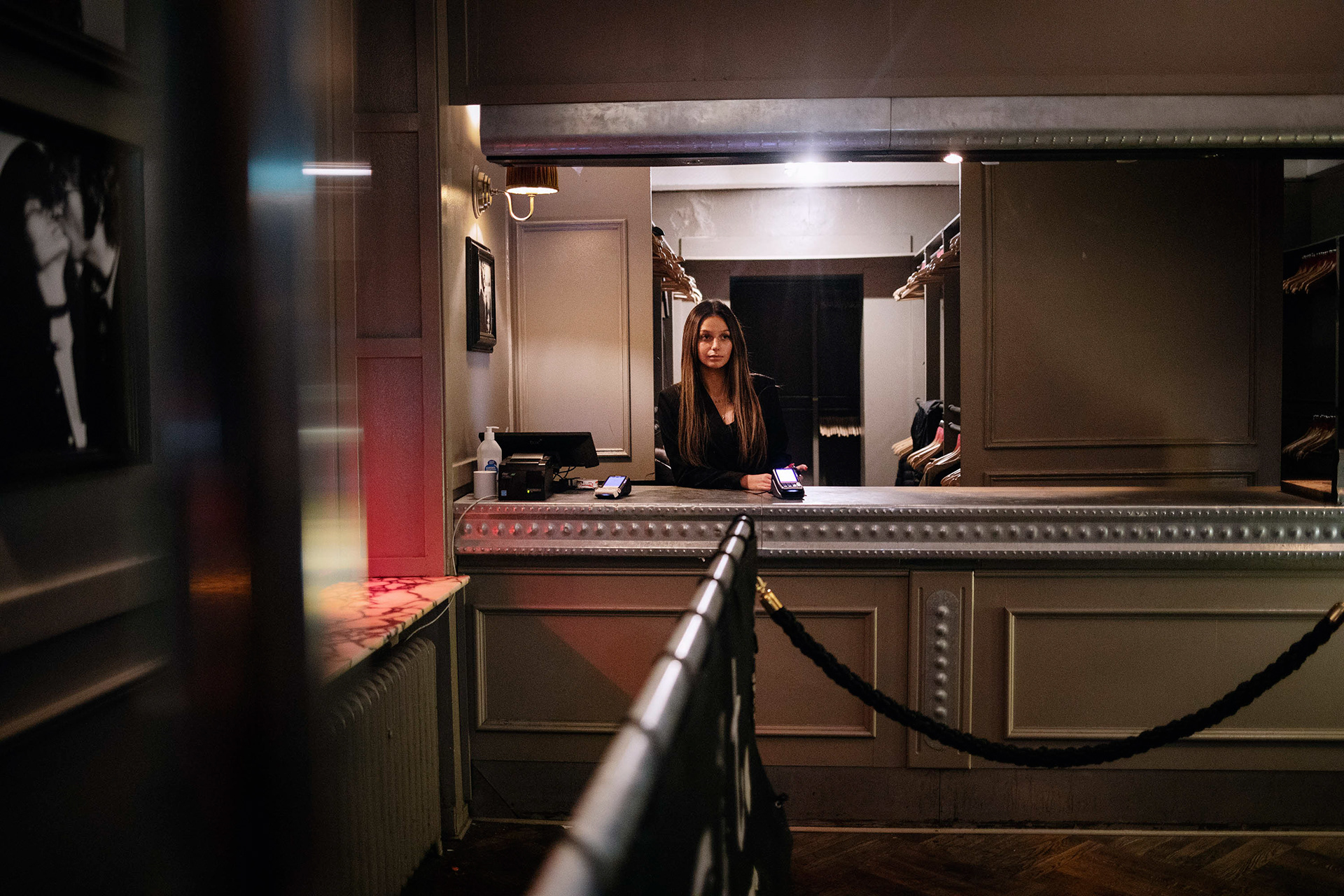 03.06, Excet, Avenyn. Garderoben, där det brukar vara fullt med människor som trängs för att hämta eller lämna in sin jacka, påminner nu mer om en Hotellreception. Sofia Zackrisson ensam och väntar på besökare, inne på klubben är sofforna avspärrade med avspärrningstejp mellan sällskapen.