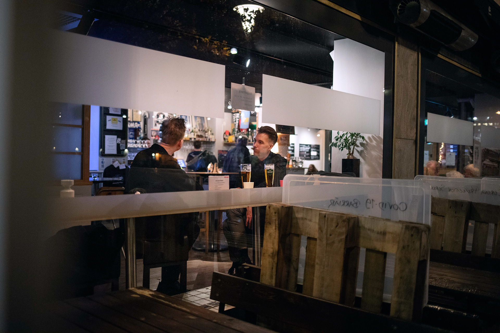 23.18, Haket, Första Långgatan. Peter Jakoby Kask och Richard Karlstedt tar en sista öl. "Vi brukar vara ute senare än 22.30, men det är sällan vi stänger ställena. Jag vill inte verka radikal på nåt sett, men jag tycker att det (restriktionerna) är ganska orimliga. Jag tycker att krogarna sköter det exemplariskt. Smittorisken är större i andra sammanhang är att vi sitter med avstånd här”, säger Peter Jakoby Kask.