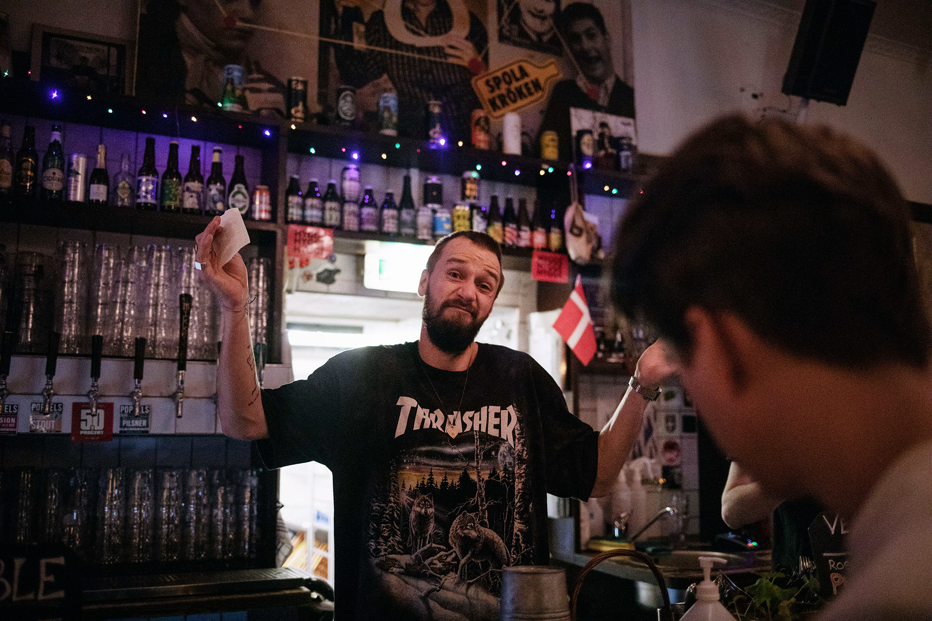 00.40, Dansken, Andra Långgatan. Ju senare natten går får de som jobbar i baren mer att göra, även om ”gatan är helt död” som bartendern Joel Westholm säger. ”Folk ska ju alltid försöka gå runt och mingla och sådär. Men det är ju bara att säga till dem. Det har vi gjort sedan i april. De flesta lyssnar väldigt bra, men en del får man ju slänga ut”.