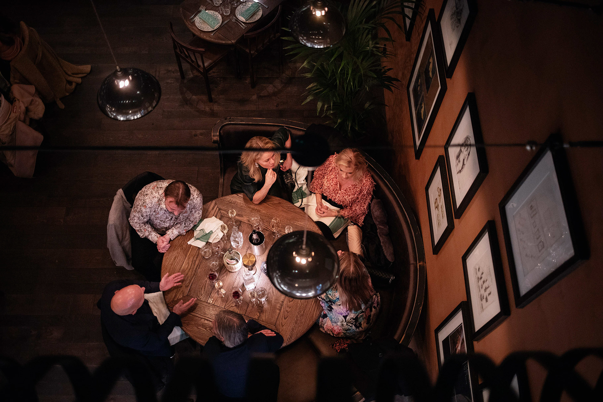 22.03, Tavolo, Artilleristallarna. Richard, Maria, Ken, Marie, Henrik och Gabriella bokade bord för flera veckor sedan. De känner sig trygga i miljön, visar upp en flaska handsprit som står på bordet och menar att restriktionerna kan slå orättvist mot branschen. ”Det borde vara lika för alla. När man väljer ut en bransch blir det fel”, säger Marie.