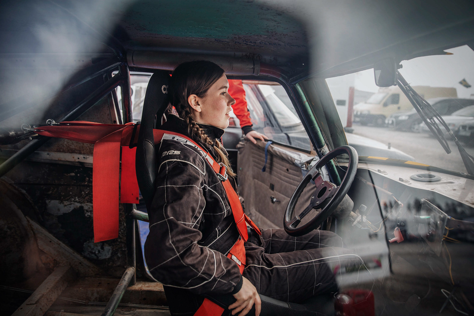 När första heatet närmar sig spänner Johanna fast sig i bilen. I bilen finns bara ett säte, med skyddsbur och fyrpunktsbälte.