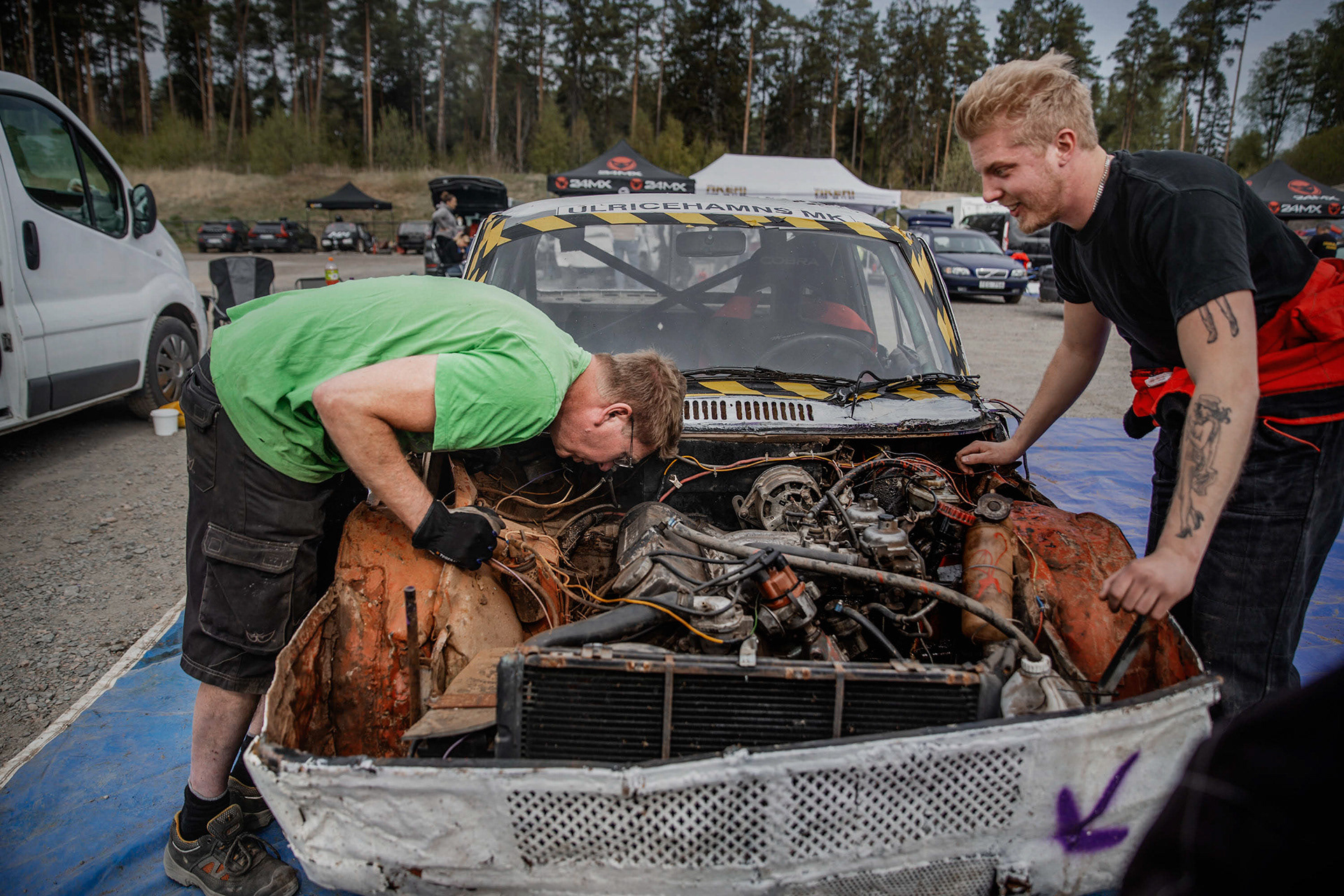 Kevin och Lars-Göran Thor försöker hitta felet på bilen.