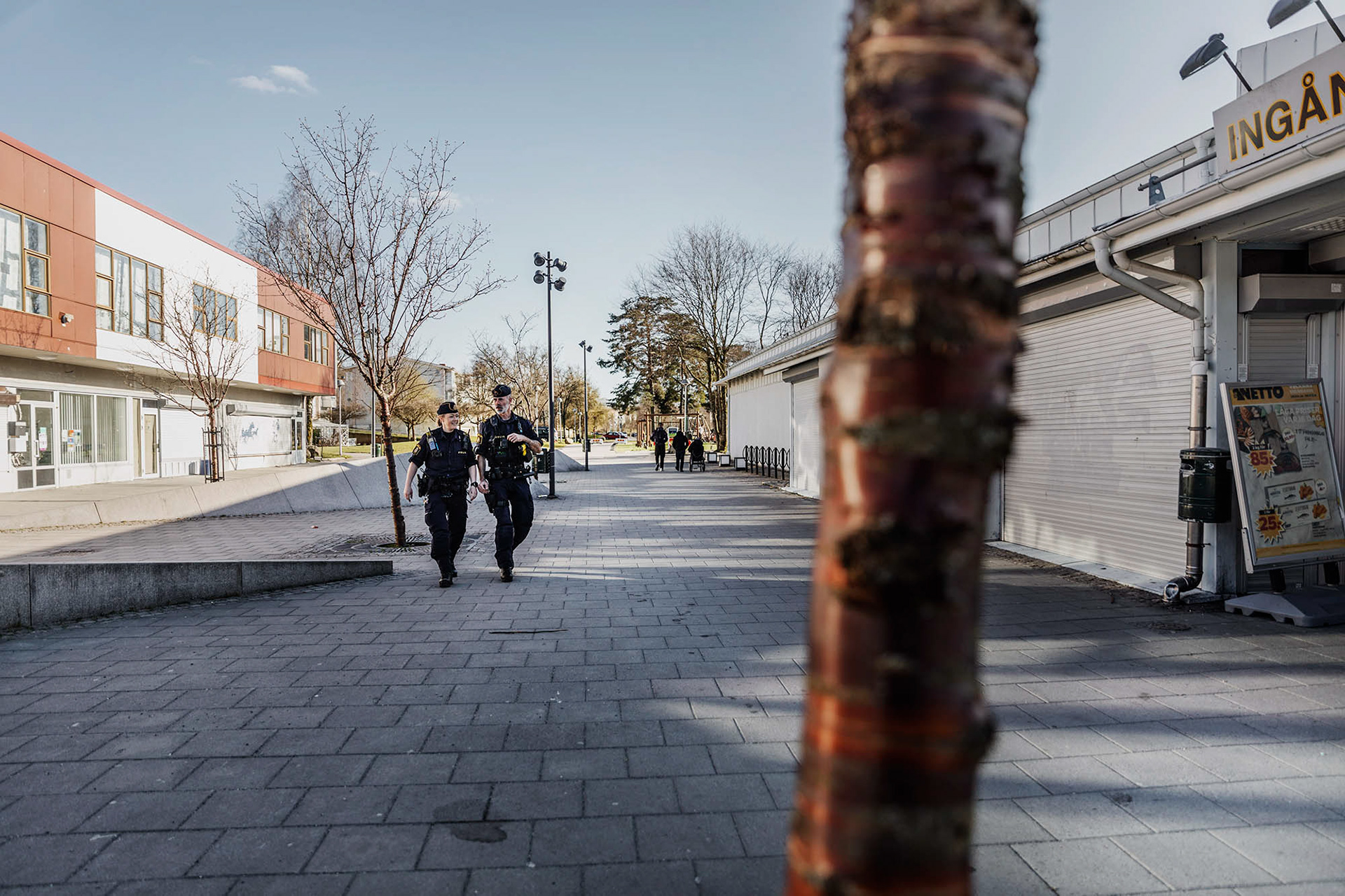 Poliserna på Hässle torg.