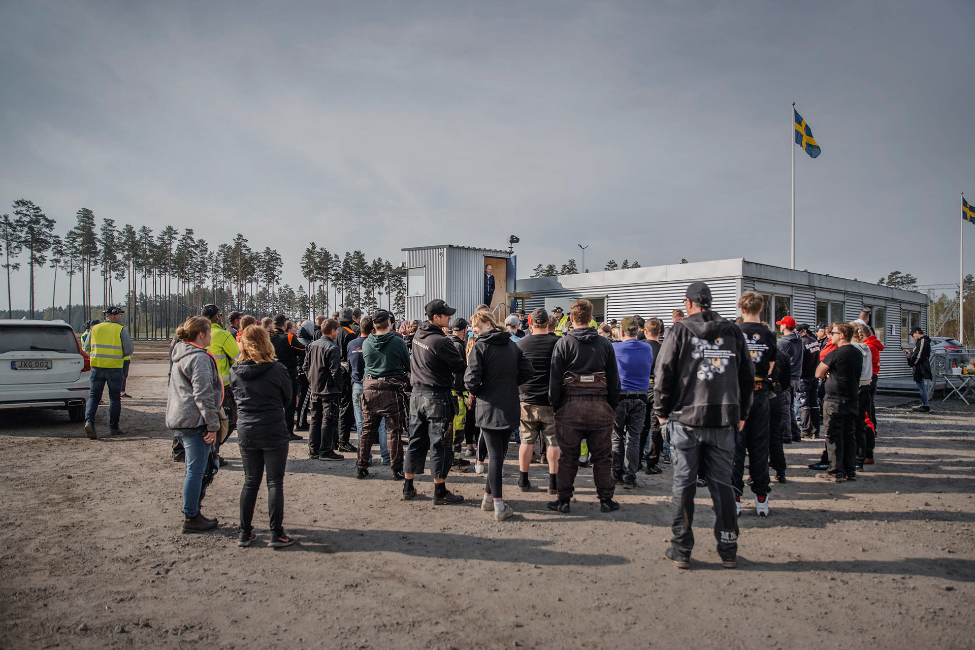 Innan tävlingarna drar igång samlas förarna för ett möte där arrangören går igenom reglerna.