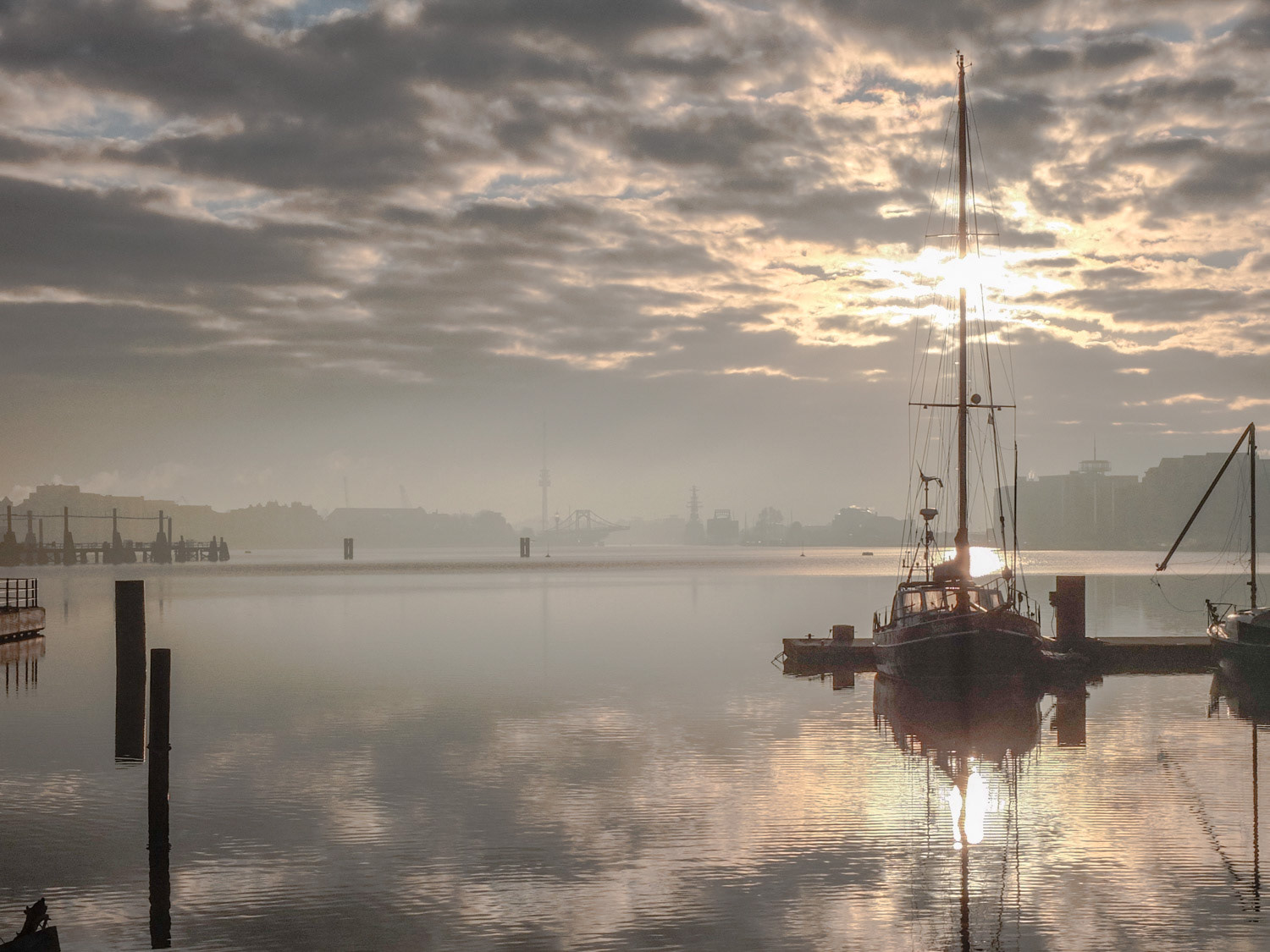 Großer Hafen am Morgen