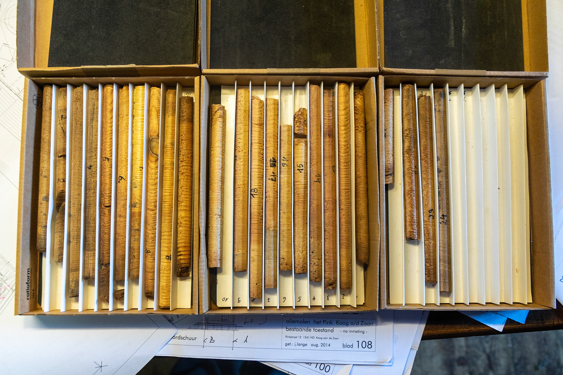 Aan het eind van de dag heb je dan 24 monsters, uiteraard allemaal netjes genummerd in een doosje, en kan dat mee naar het laboratorium voor analyse.