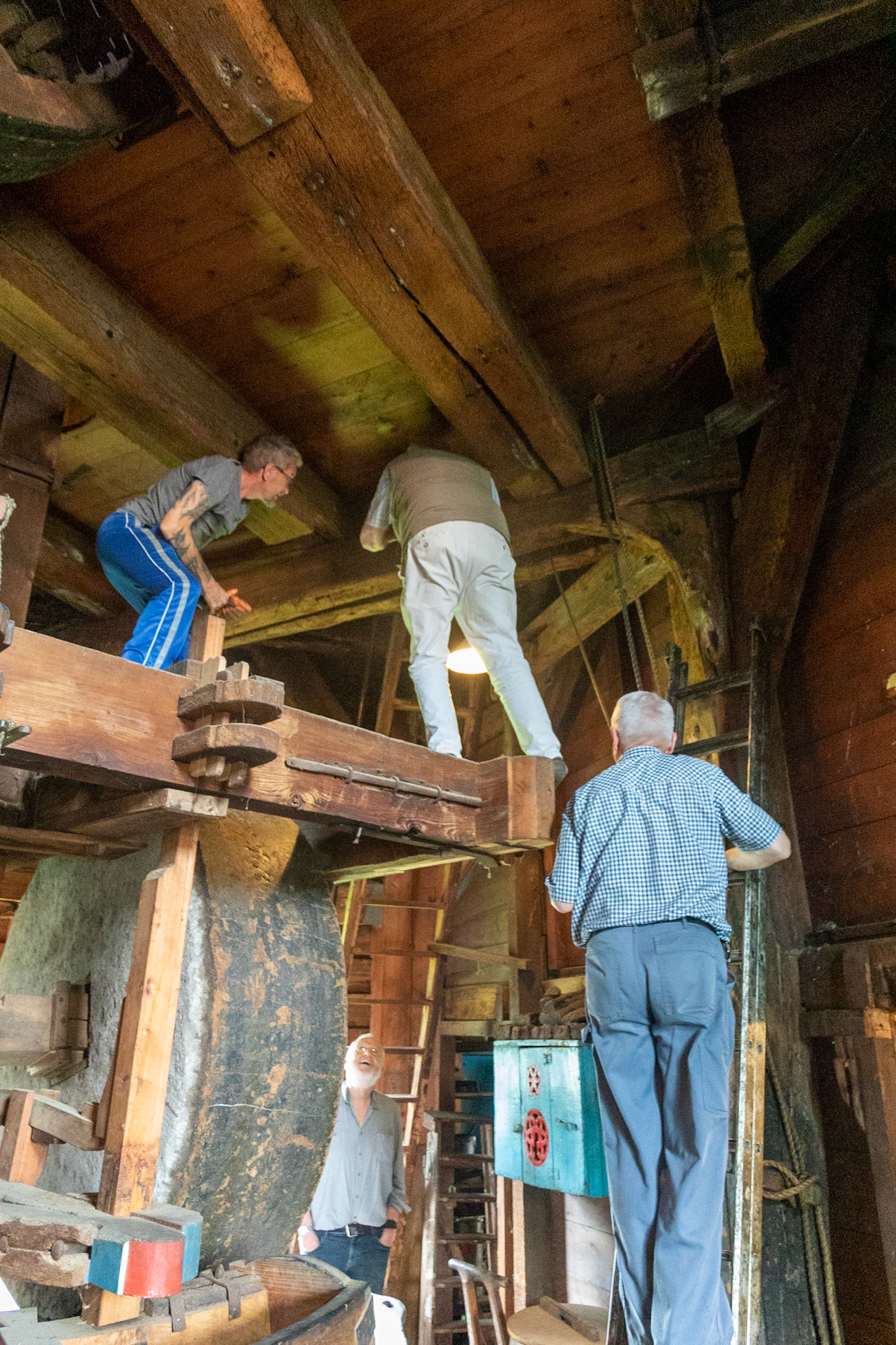 Of klim je bovenop het steenraam.