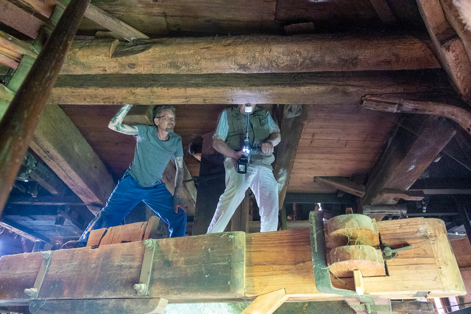 en boor je vanaf het steenraam.