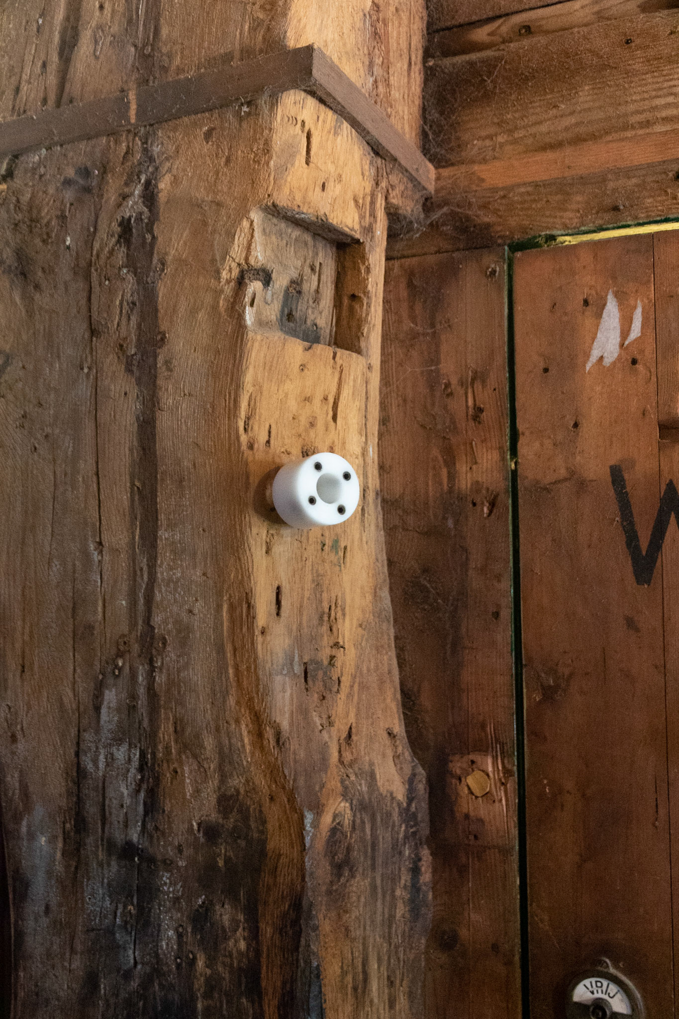 Eerst word een soort mal op de gewenste plek gezet, om de plek, maar ook de richting te bepalen, liefst licht omhoog zodat het zaagsel makkelijk lost en de boor minder warm wordt.