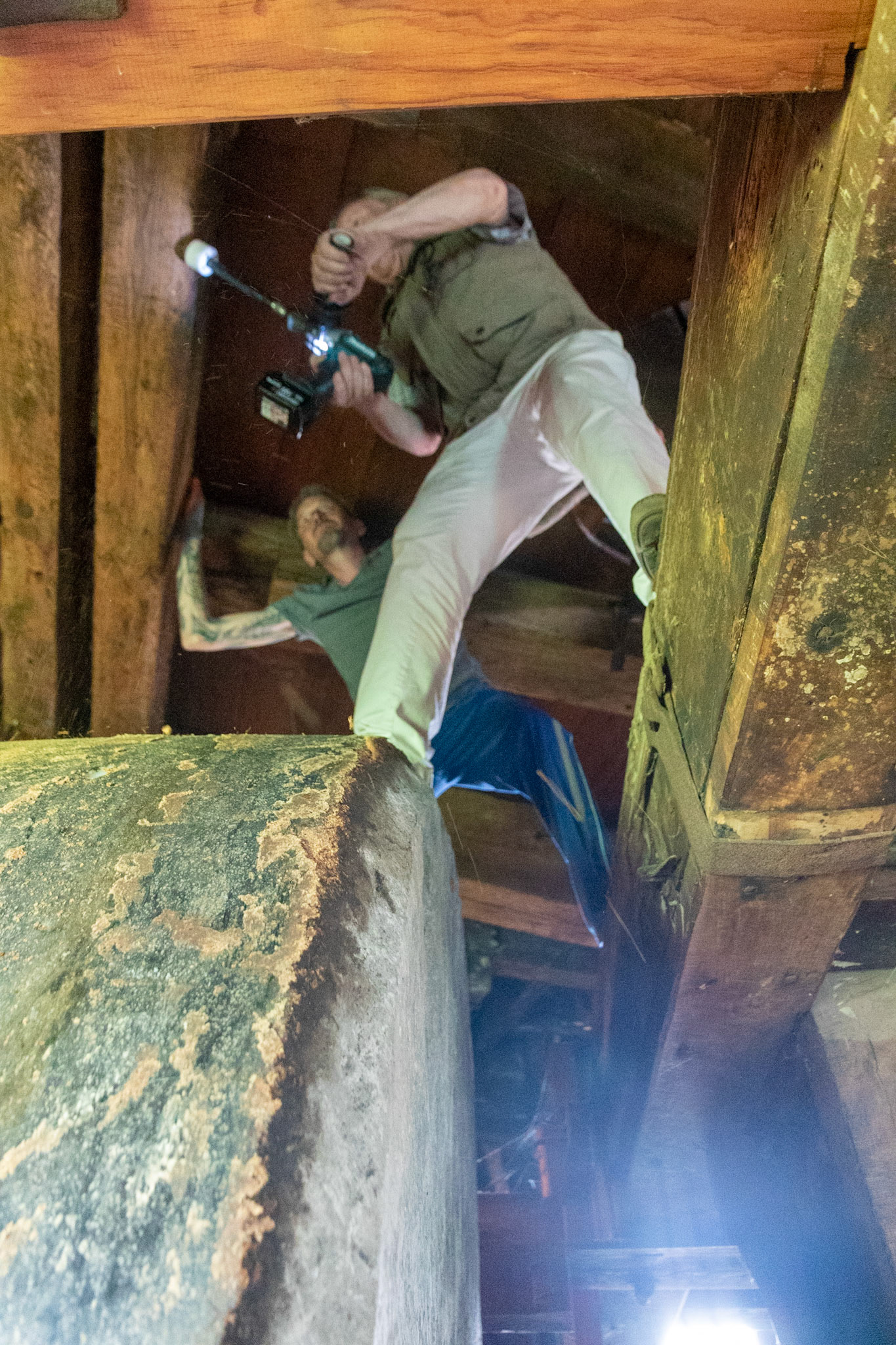 Met één voet op het steenraam, en de andere voet op de loper ...