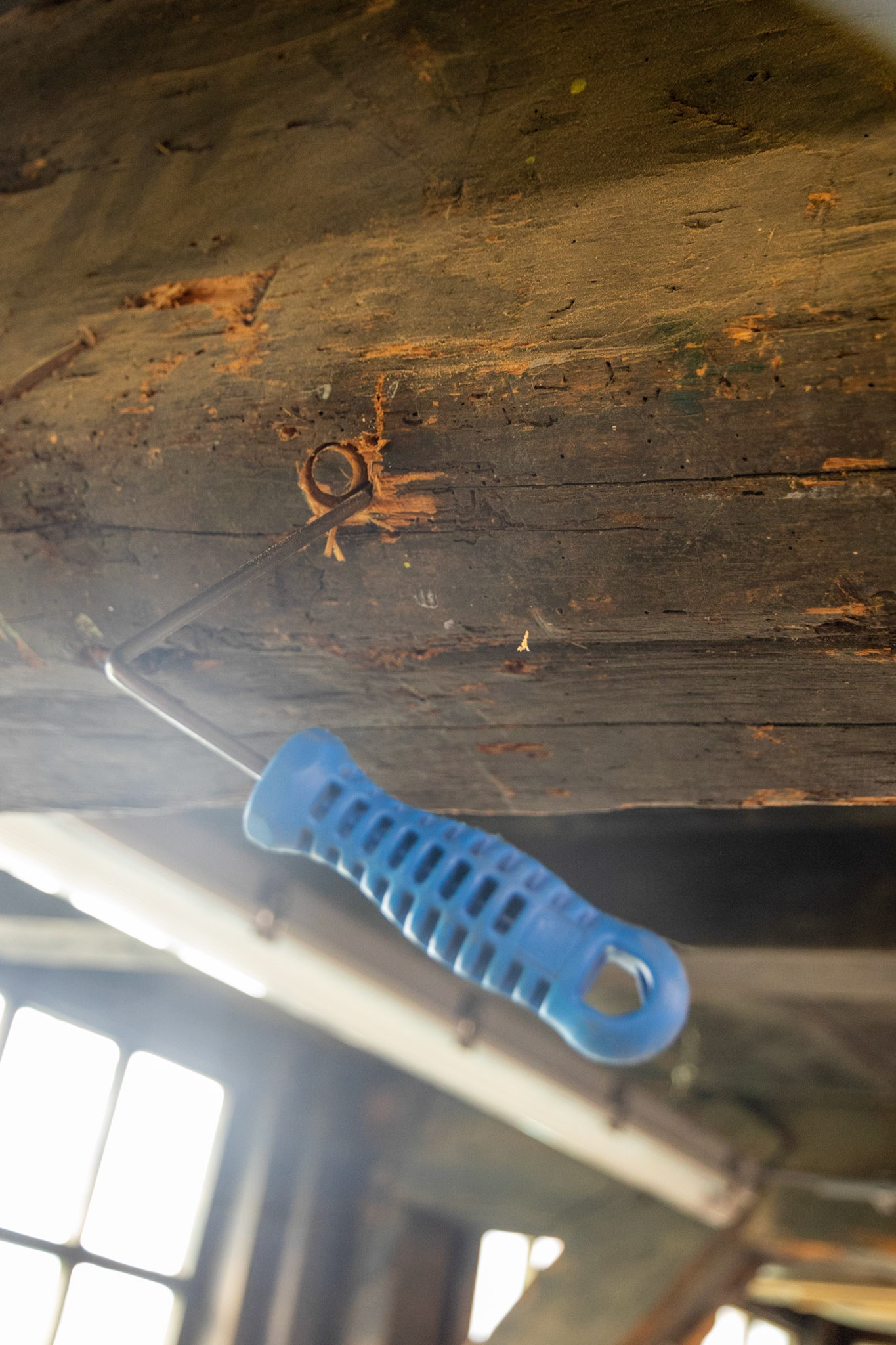 Soms breekt het monster niet af, dan is er een speciale haak, die aan het eind ook een klein haakje heeft zodat als je draait het monster alsnog afbreek,t eventueel aan twee kanten. Als het monster er in delen uitkomt is dat niet erg, als je ze maar op volgorde houdt.