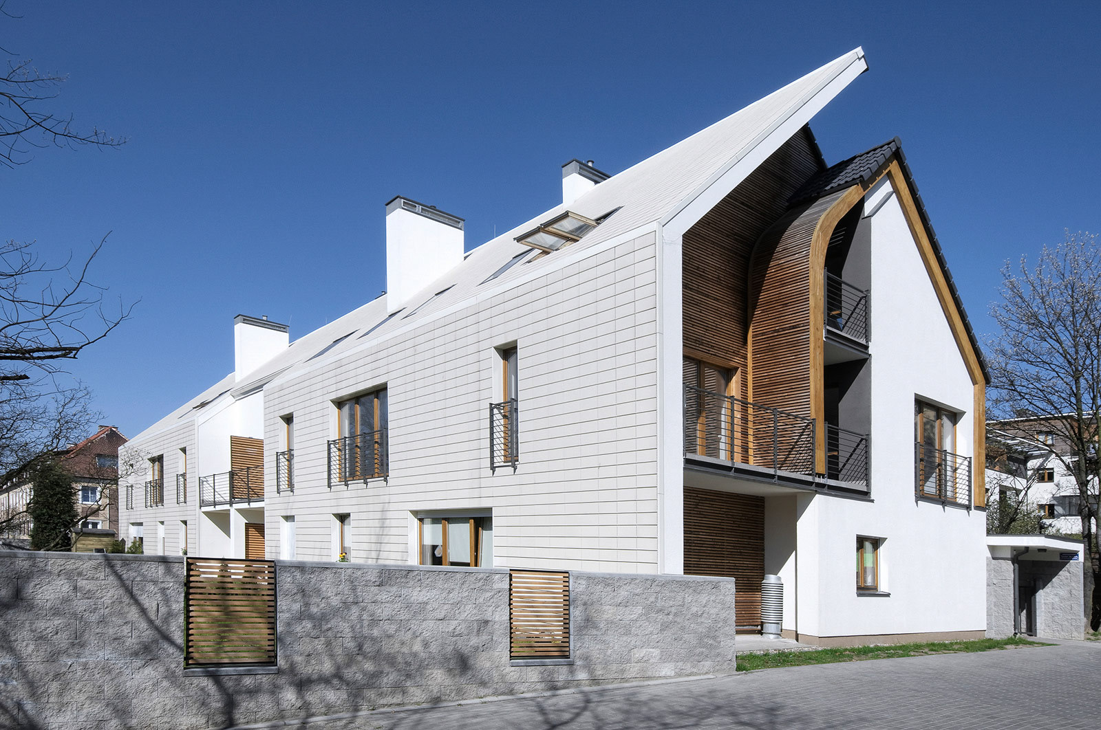 Fotografie architektury budynków mieszkalnych i użyteczności publicznej dla biura architektonicznego.