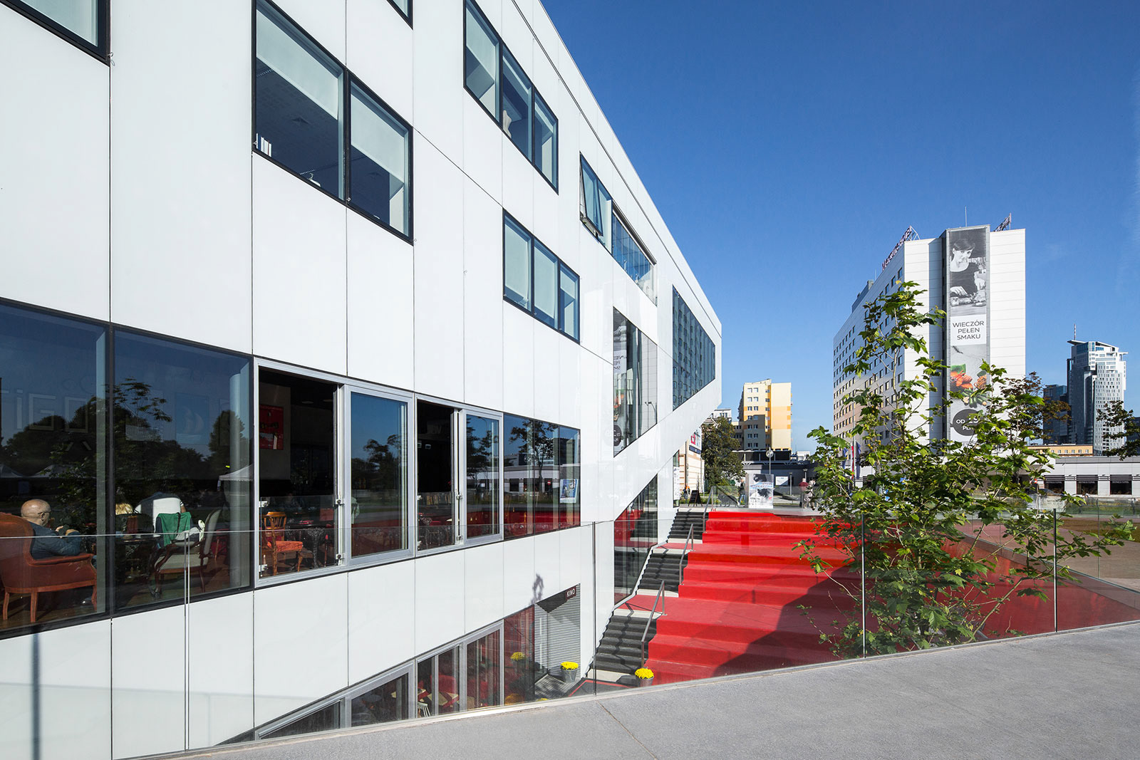 Zdjęcia architektury budynku Gdyńskiego Centrum Filmowego.