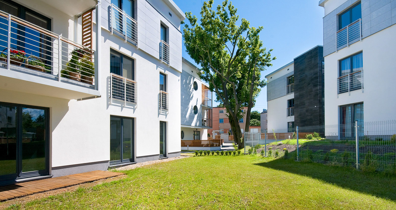 Fotografie architektury budynków mieszkalnych i użyteczności publicznej dla biura architektonicznego.