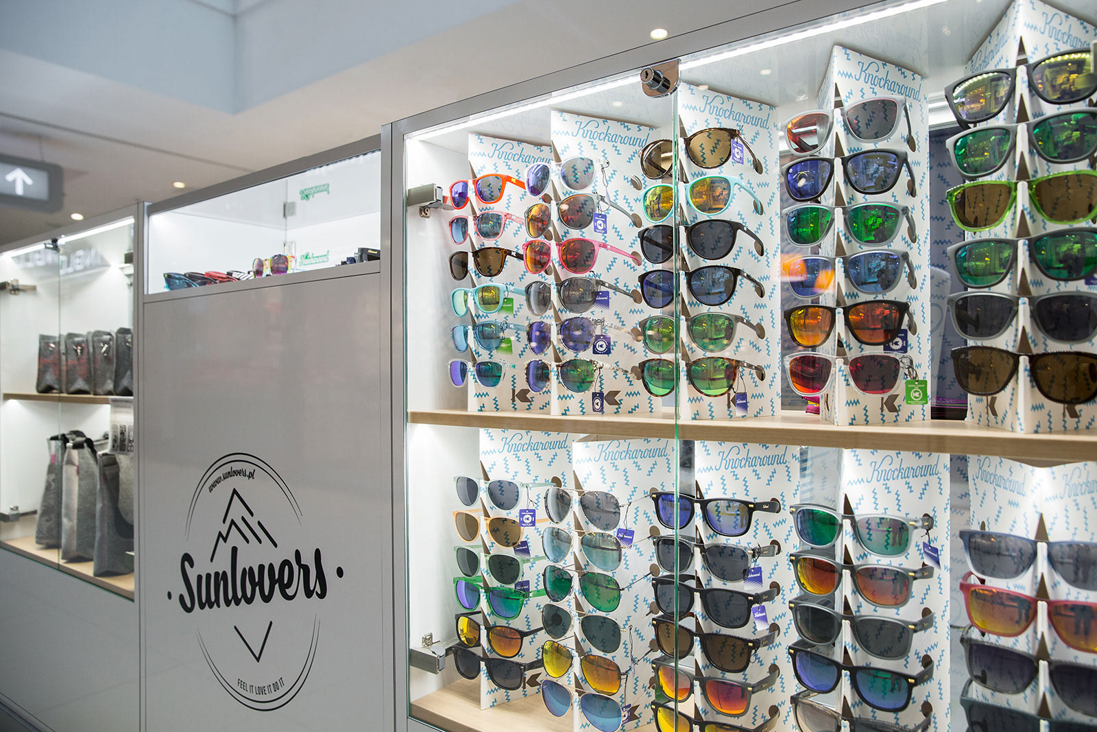 Fotografie wyspy handlowej w Centrum Handlowym Wola Park w Warszawie dla producenta mebli.