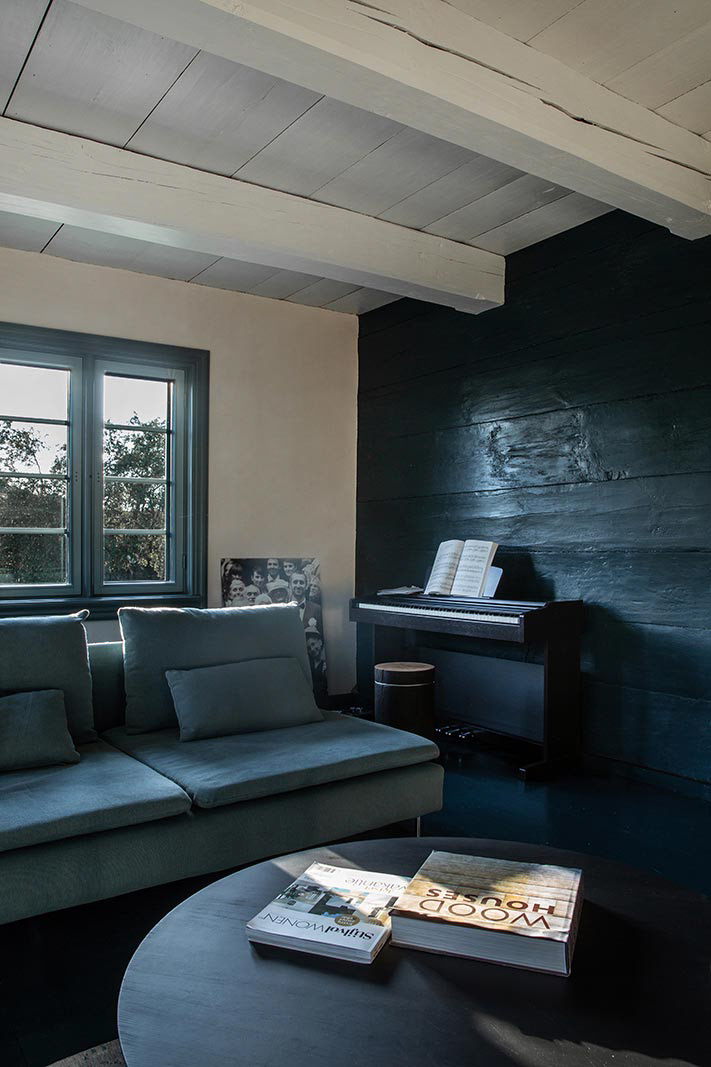 Sesja fotograficzna domu podcieniowego na Żuławach dla właścicieli pracowni MICA Design.