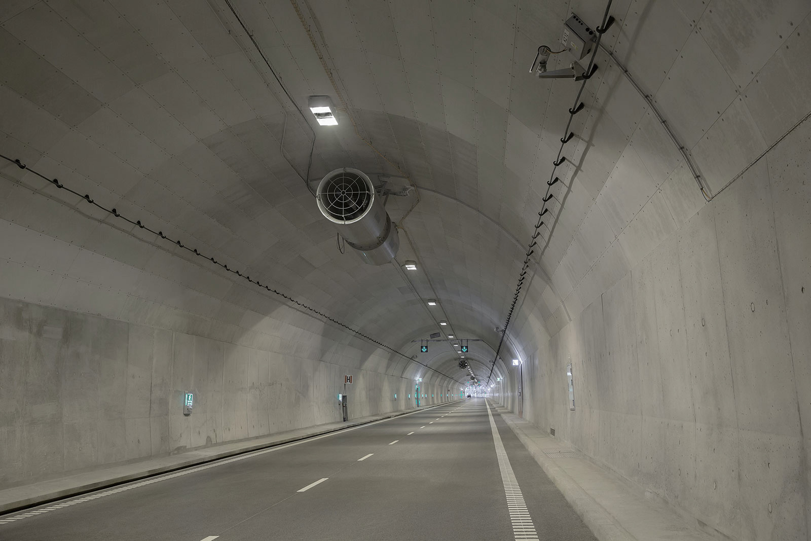 Sesja zdjęciowa zabezpieczeń przeciwpożarowych znajdujących się w Tunelu pod Martwą Wisłą w Gdańsku. 