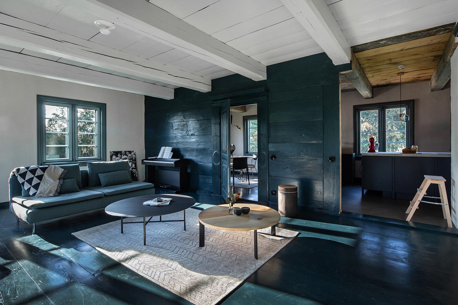 Sesja fotograficzna domu podcieniowego na Żuławach dla właścicieli pracowni MICA Design.