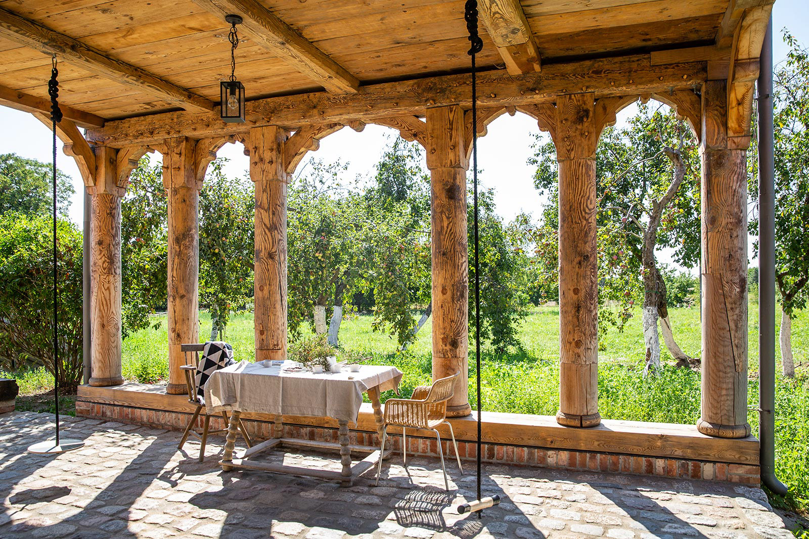 Sesja fotograficzna domu podcieniowego na Żuławach dla właścicieli pracowni MICA Design.