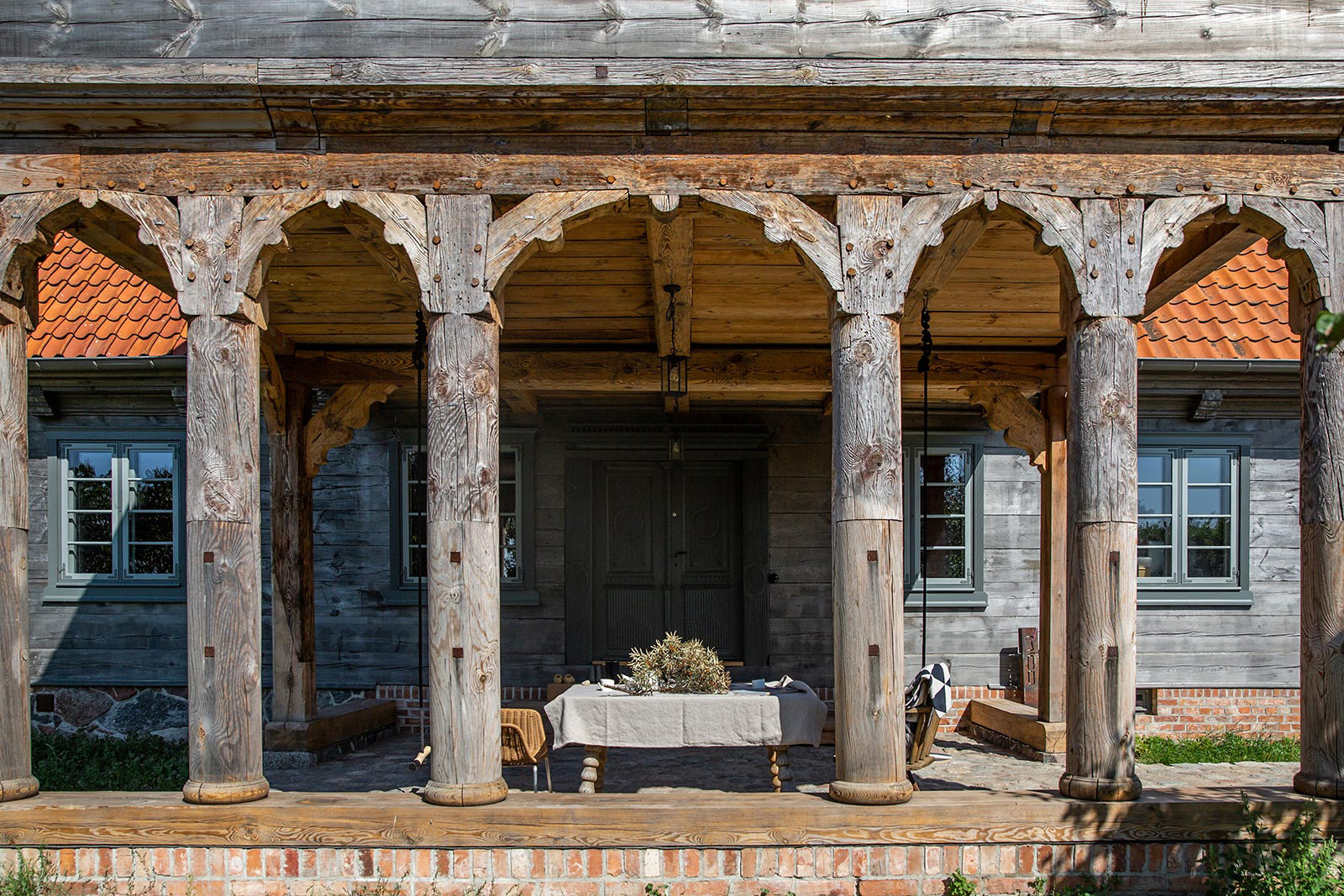 Sesja fotograficzna domu podcieniowego na Żuławach dla właścicieli pracowni MICA Design.