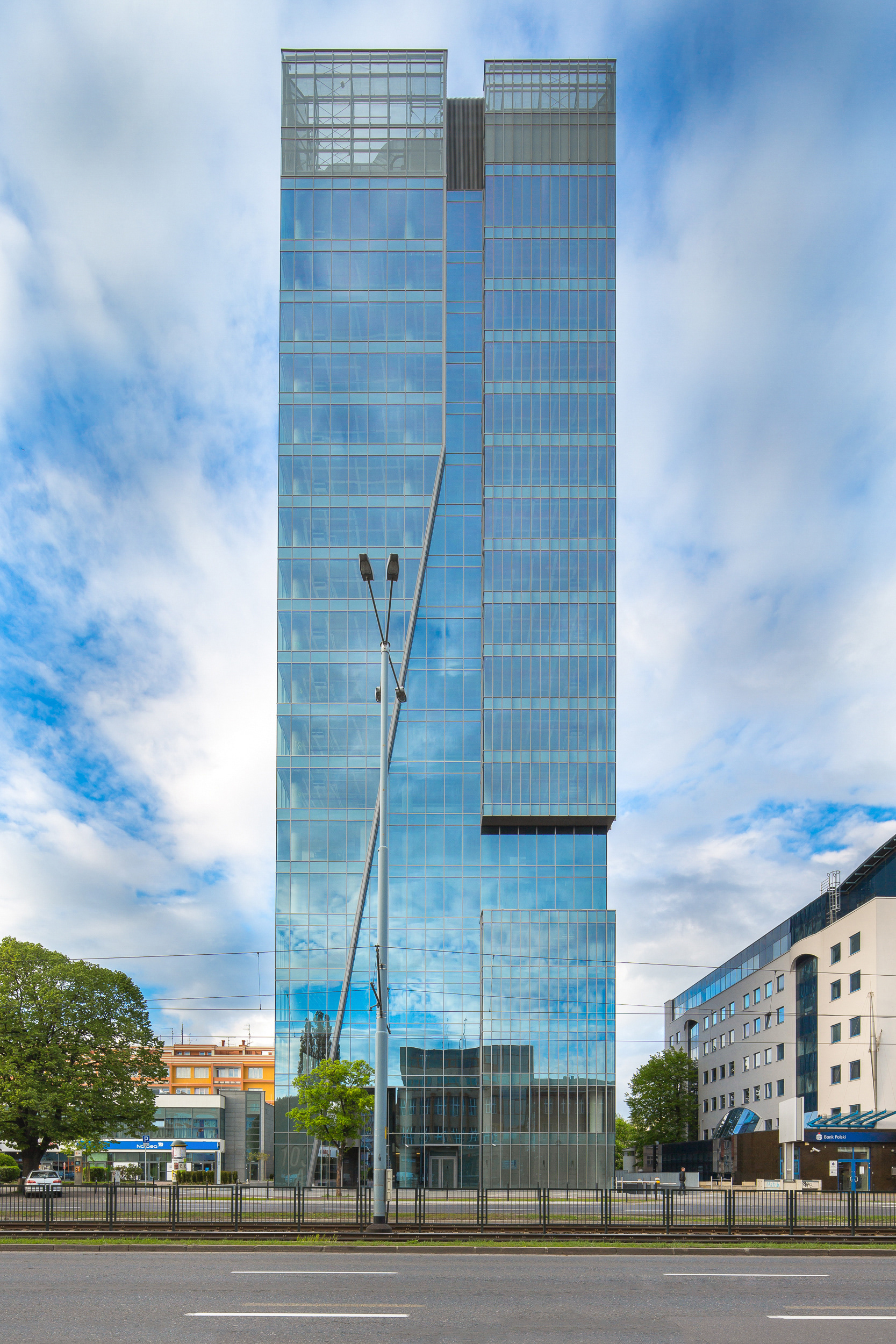 Sesja zdjęciowa obejmująca wykonanie zdjęć architektury i wnętrz budynku biurowego – Centrum Biurowe Neptun w Gdańsku.