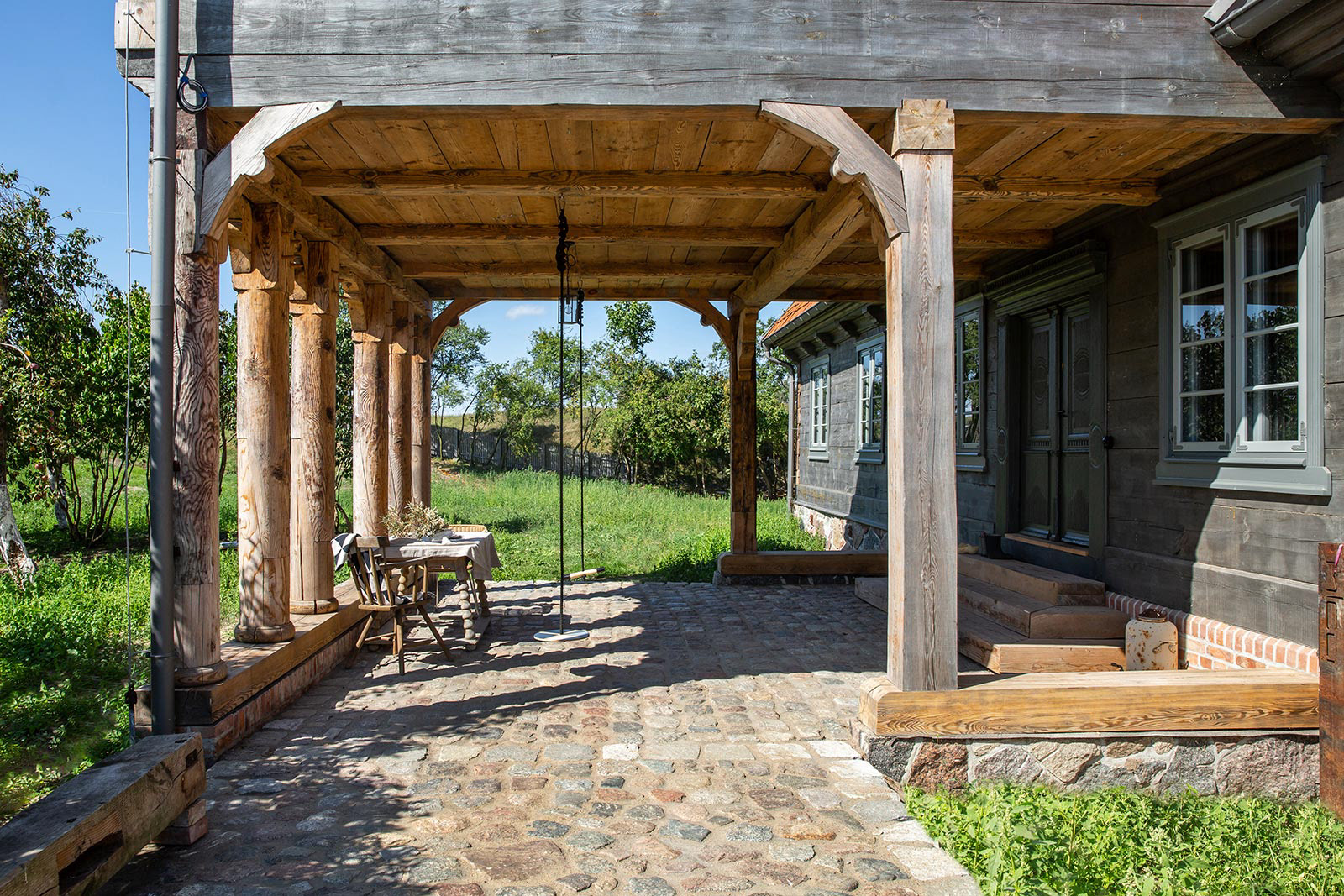 Sesja fotograficzna domu podcieniowego na Żuławach dla właścicieli pracowni MICA Design.