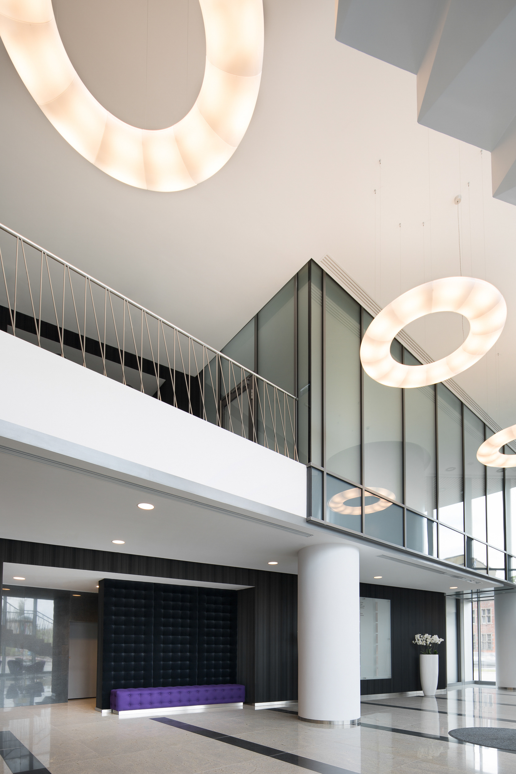 Sesja zdjęciowa obejmująca wykonanie zdjęć architektury i wnętrz budynku biurowego – Centrum Biurowe Neptun w Gdańsku.