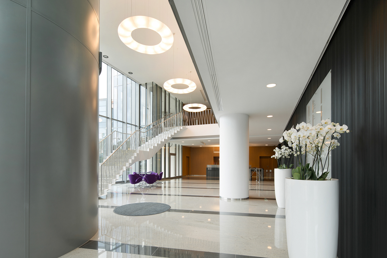 Sesja zdjęciowa obejmująca wykonanie zdjęć architektury i wnętrz budynku biurowego – Centrum Biurowe Neptun w Gdańsku.