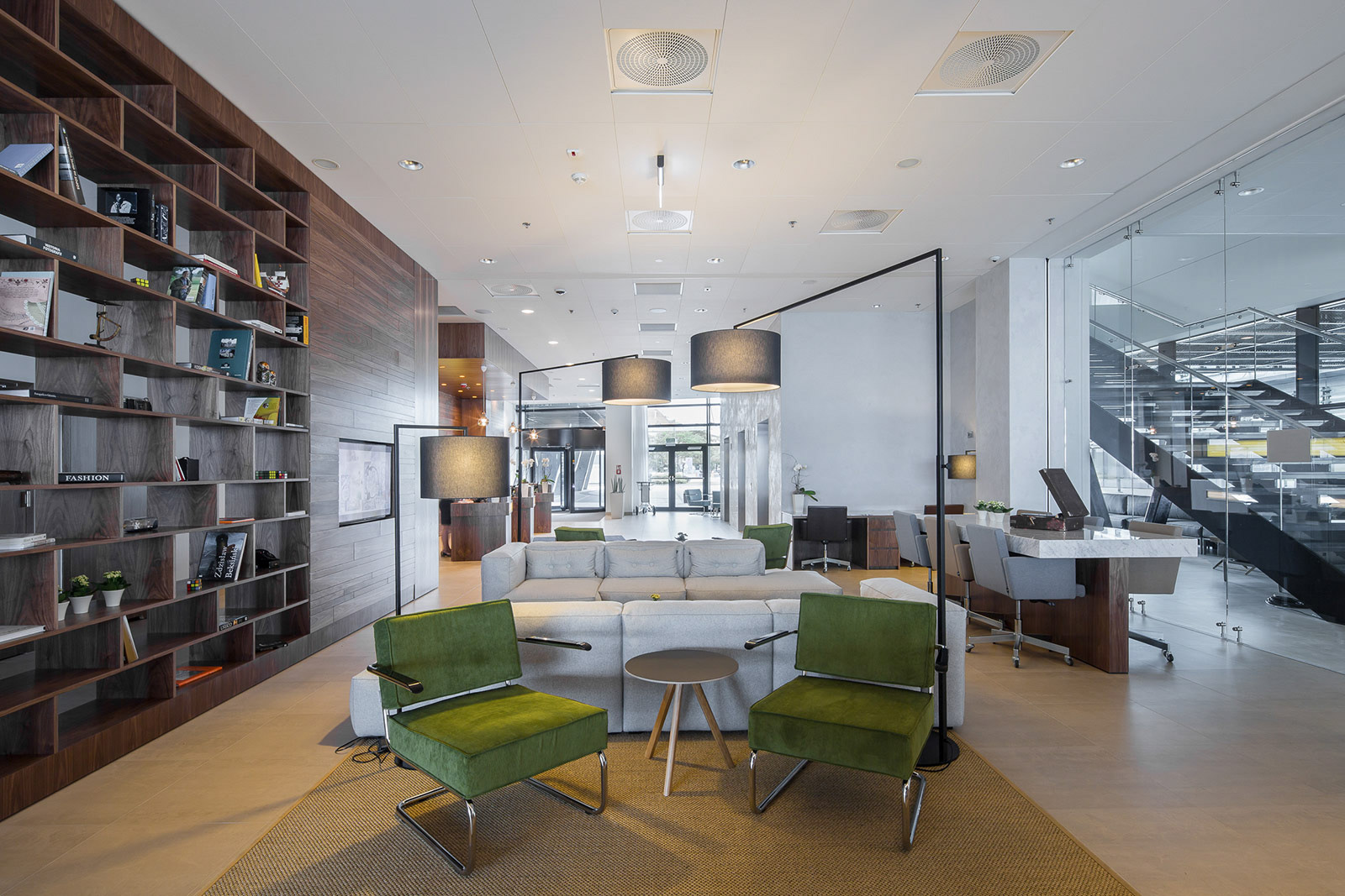 Fotografia wnętrz kompleksu biurowo-hotelowego Waterfront w Gdyni.