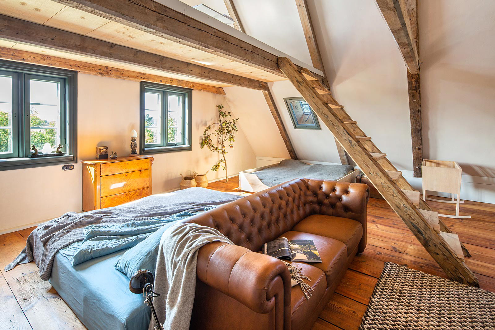 Sesja fotograficzna domu podcieniowego na Żuławach dla właścicieli pracowni MICA Design.