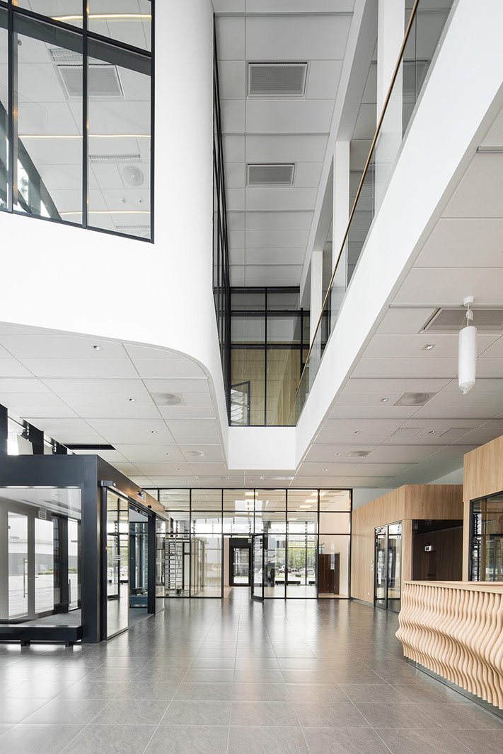 Fotografia wnętrz kompleksu biurowo-hotelowego Waterfront w Gdyni.