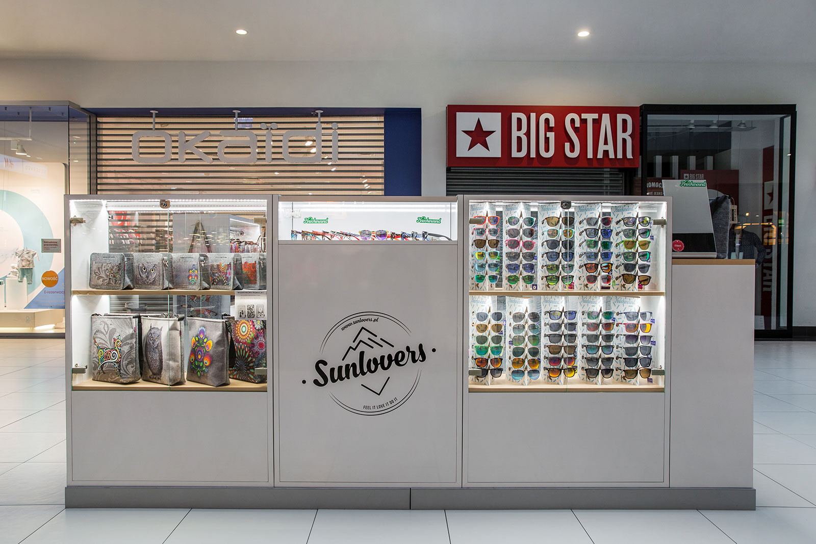 Fotografie wyspy handlowej w Centrum Handlowym Wola Park w Warszawie dla producenta mebli.