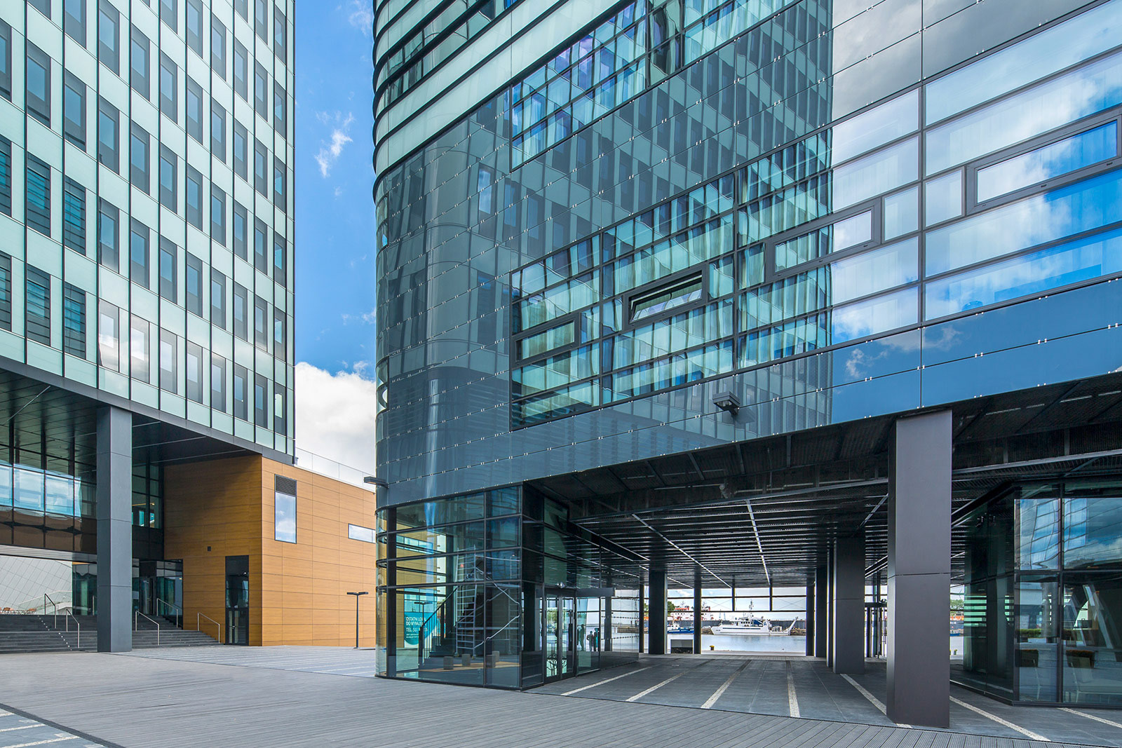 Fotografia architektury kompleksu biurowo-hotelowego Waterfront w Gdyni.