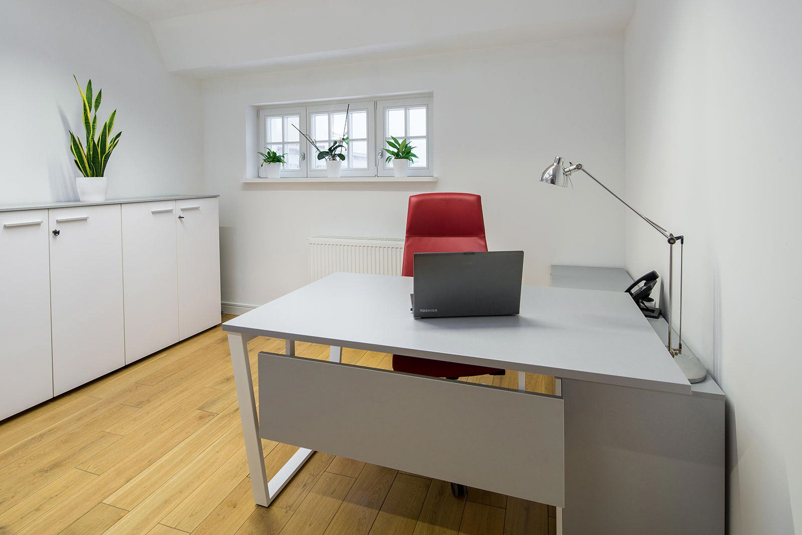 Sesja fotograficzna w kancelarii adwokackiej w Warszawie dla producenta nowoczesnych mebli biurowych.