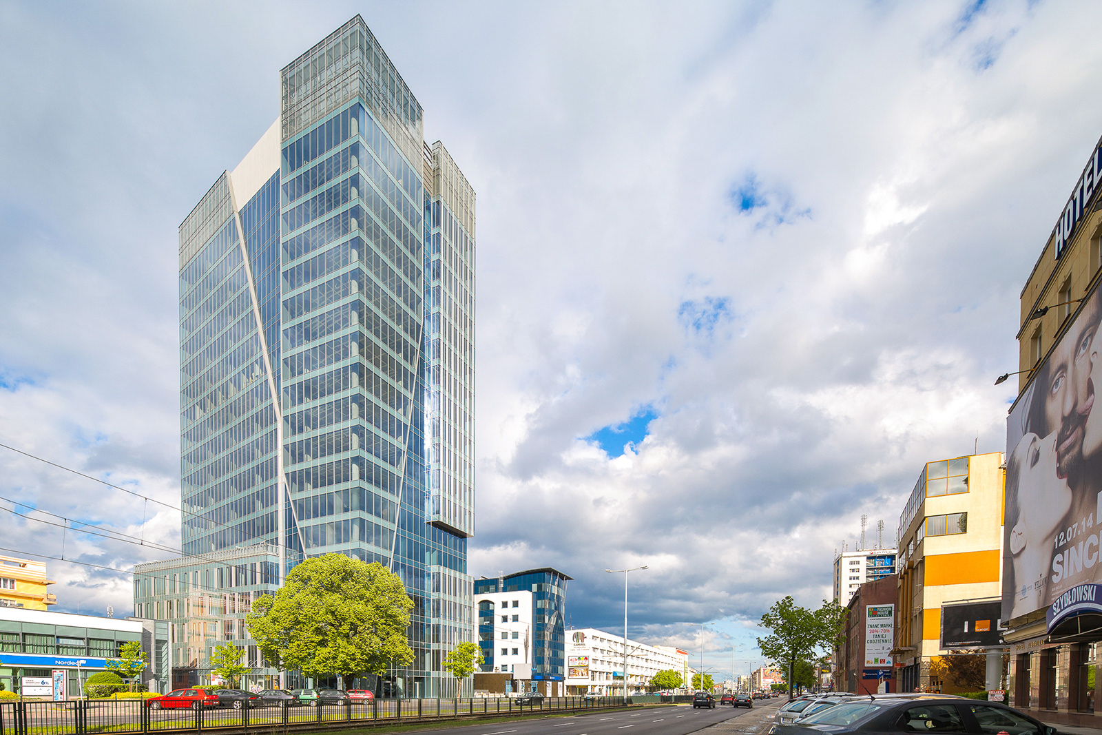 Sesja zdjęciowa obejmująca wykonanie zdjęć architektury i wnętrz budynku biurowego – Centrum Biurowe Neptun w Gdańsku.