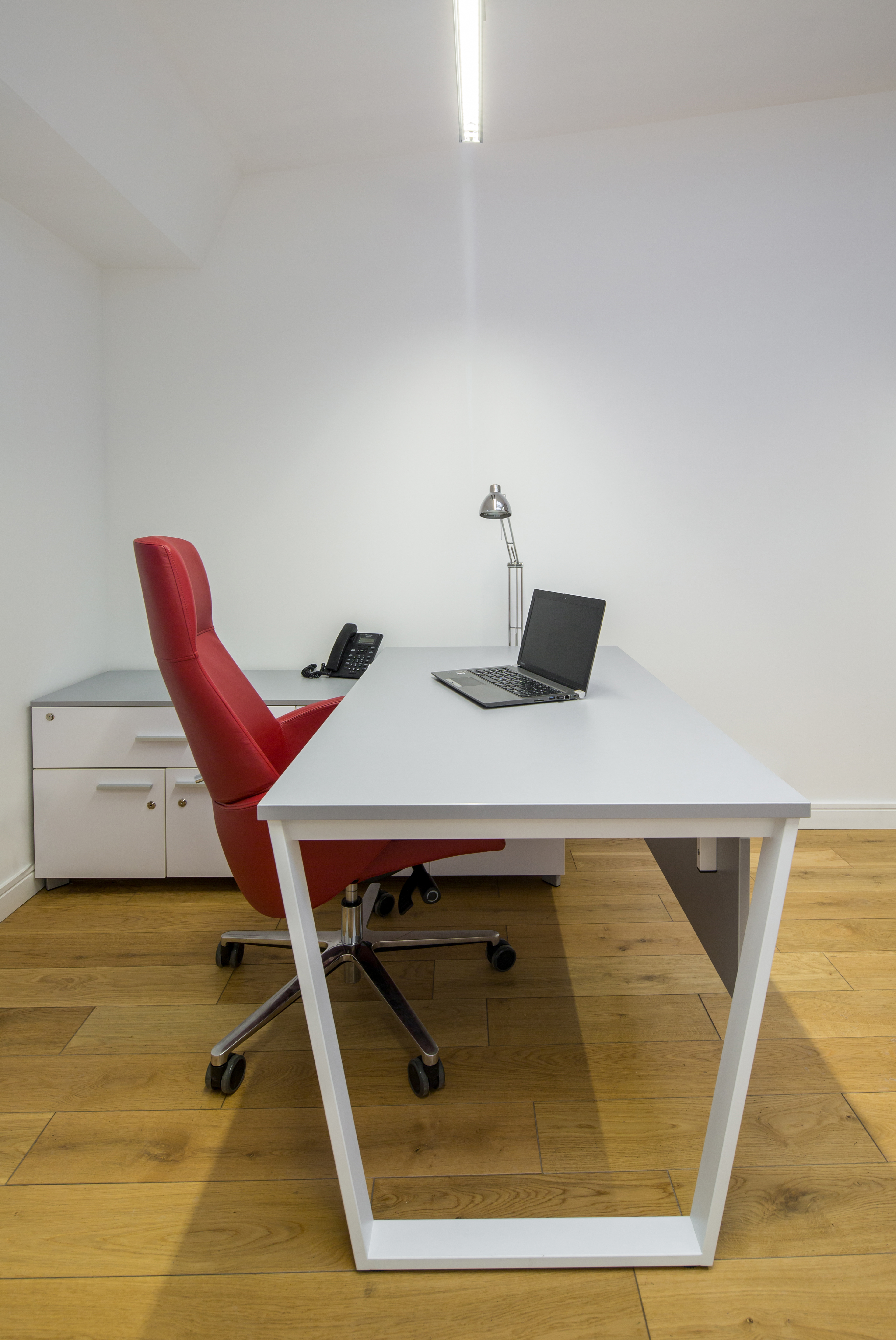 Sesja fotograficzna w kancelarii adwokackiej w Warszawie dla producenta nowoczesnych mebli biurowych.