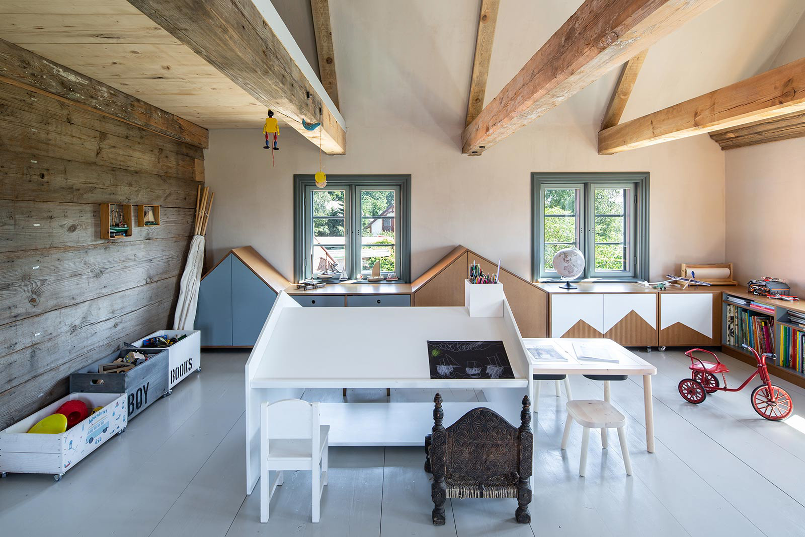 Sesja fotograficzna domu podcieniowego na Żuławach dla właścicieli pracowni MICA Design.