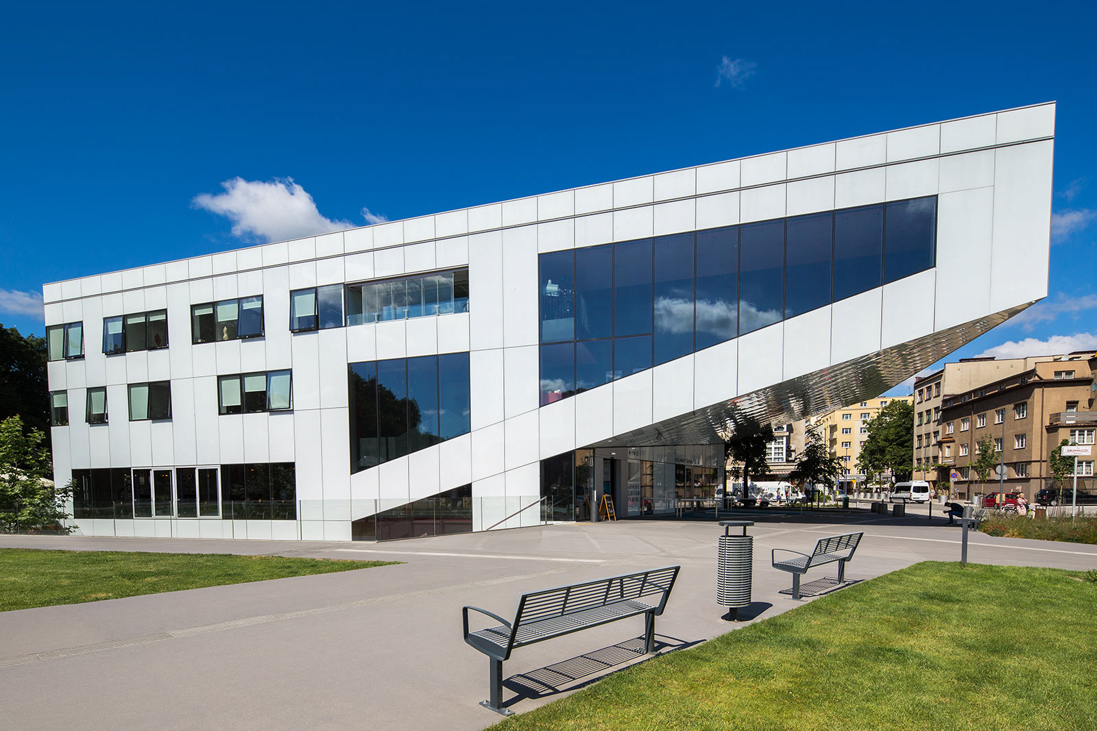 Zdjęcia architektury budynku Gdyńskiego Centrum Filmowego.