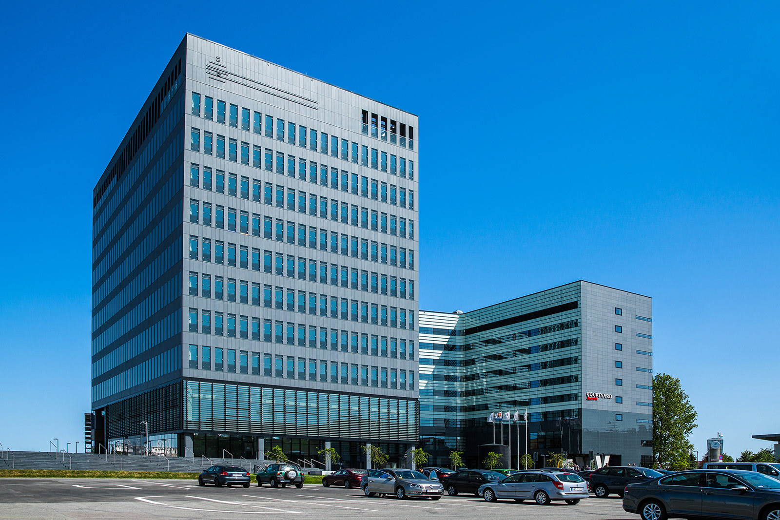 Fotografia architektury kompleksu biurowo-hotelowego Waterfront w Gdyni.