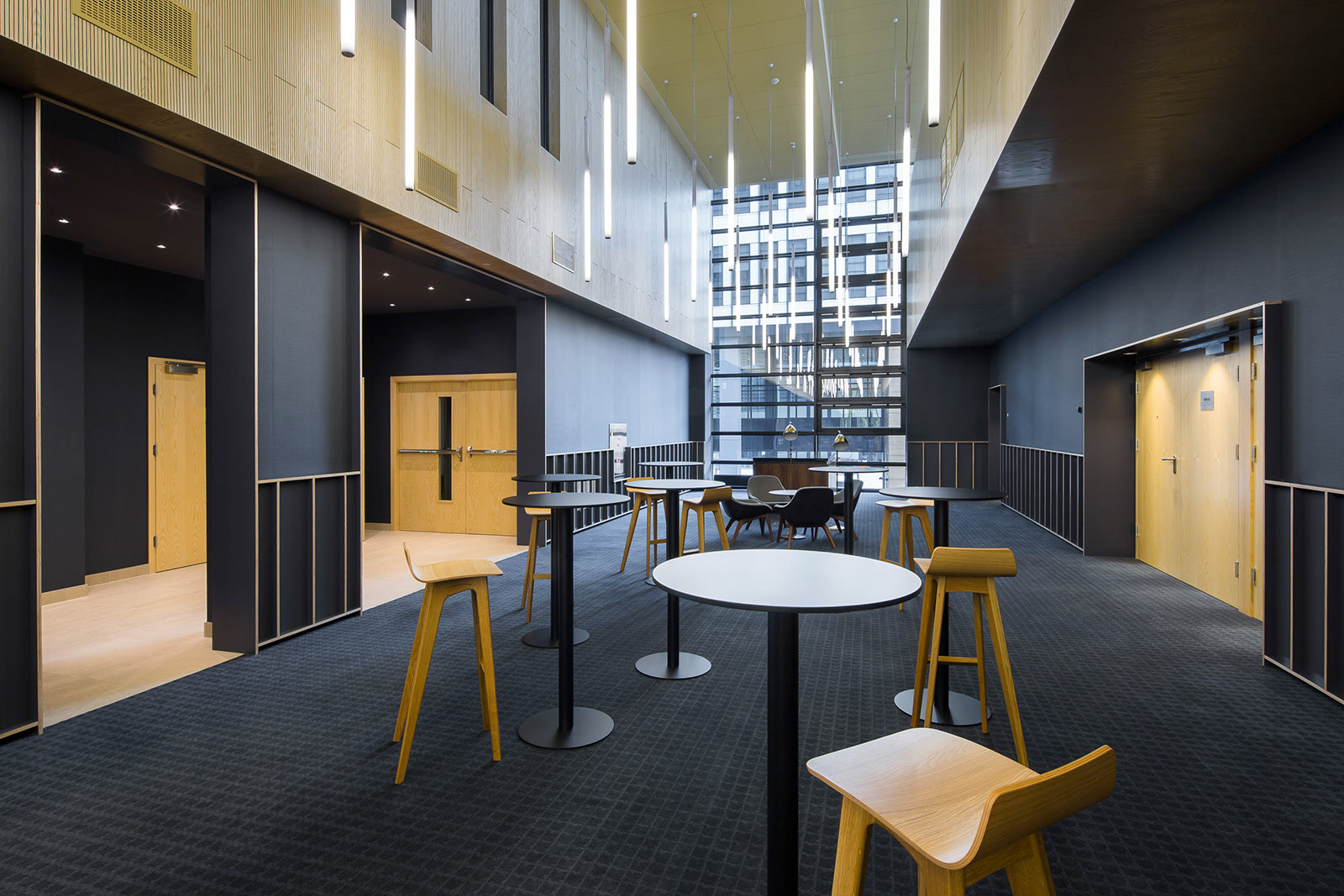 Fotografia wnętrz kompleksu biurowo-hotelowego Waterfront w Gdyni.