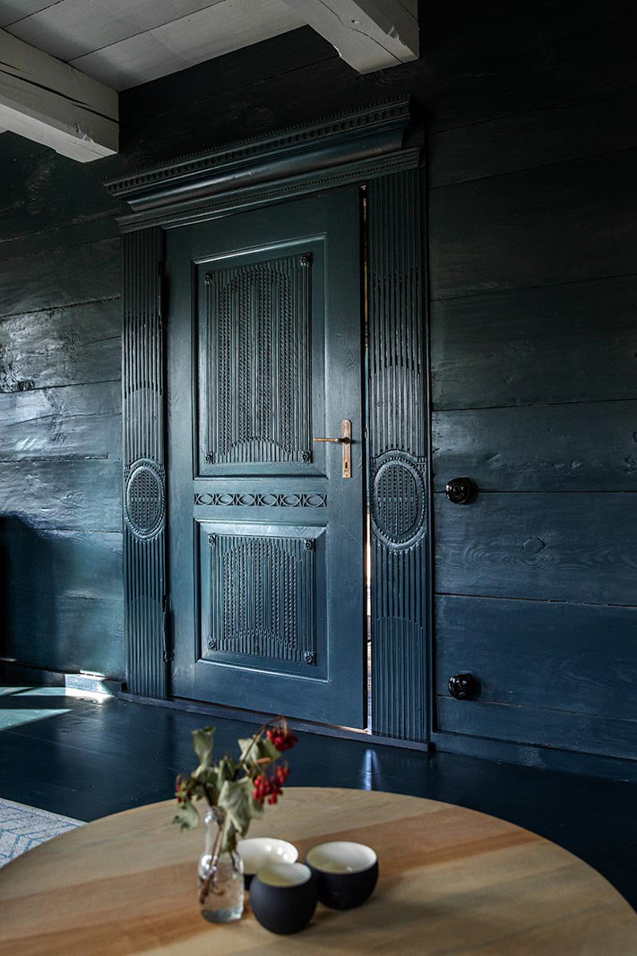 Sesja fotograficzna domu podcieniowego na Żuławach dla właścicieli pracowni MICA Design.