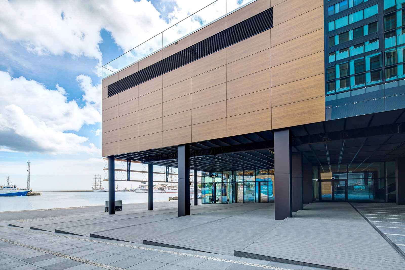 Fotografia architektury kompleksu biurowo-hotelowego Waterfront w Gdyni.