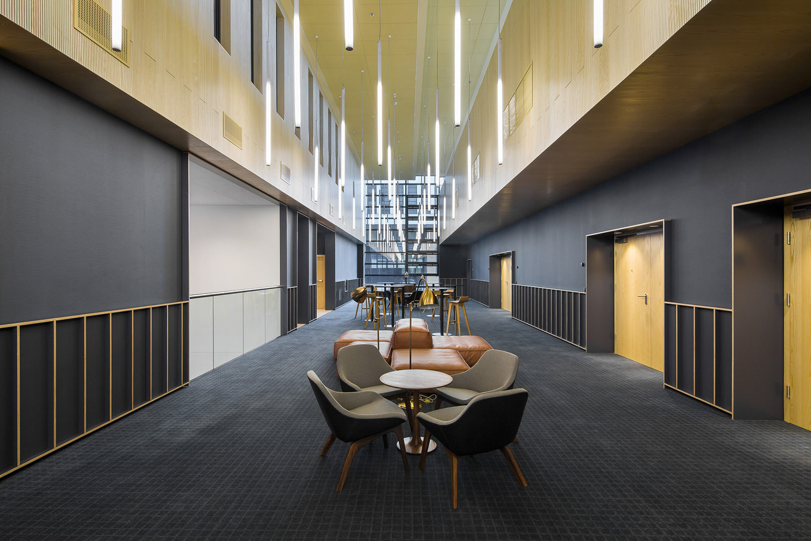 Fotografia wnętrz kompleksu biurowo-hotelowego Waterfront w Gdyni.