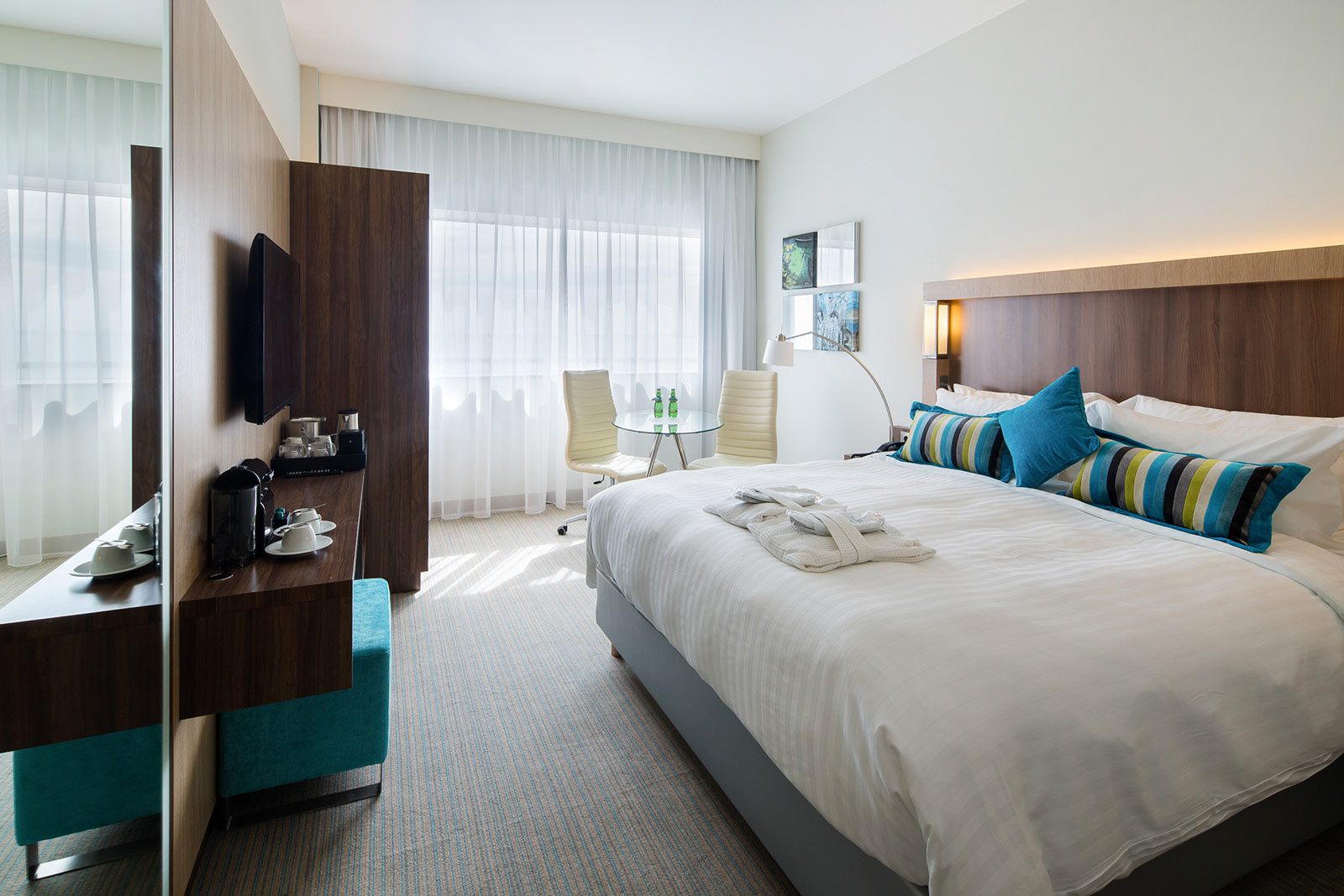 Fotografia wnętrz kompleksu biurowo-hotelowego Waterfront w Gdyni.